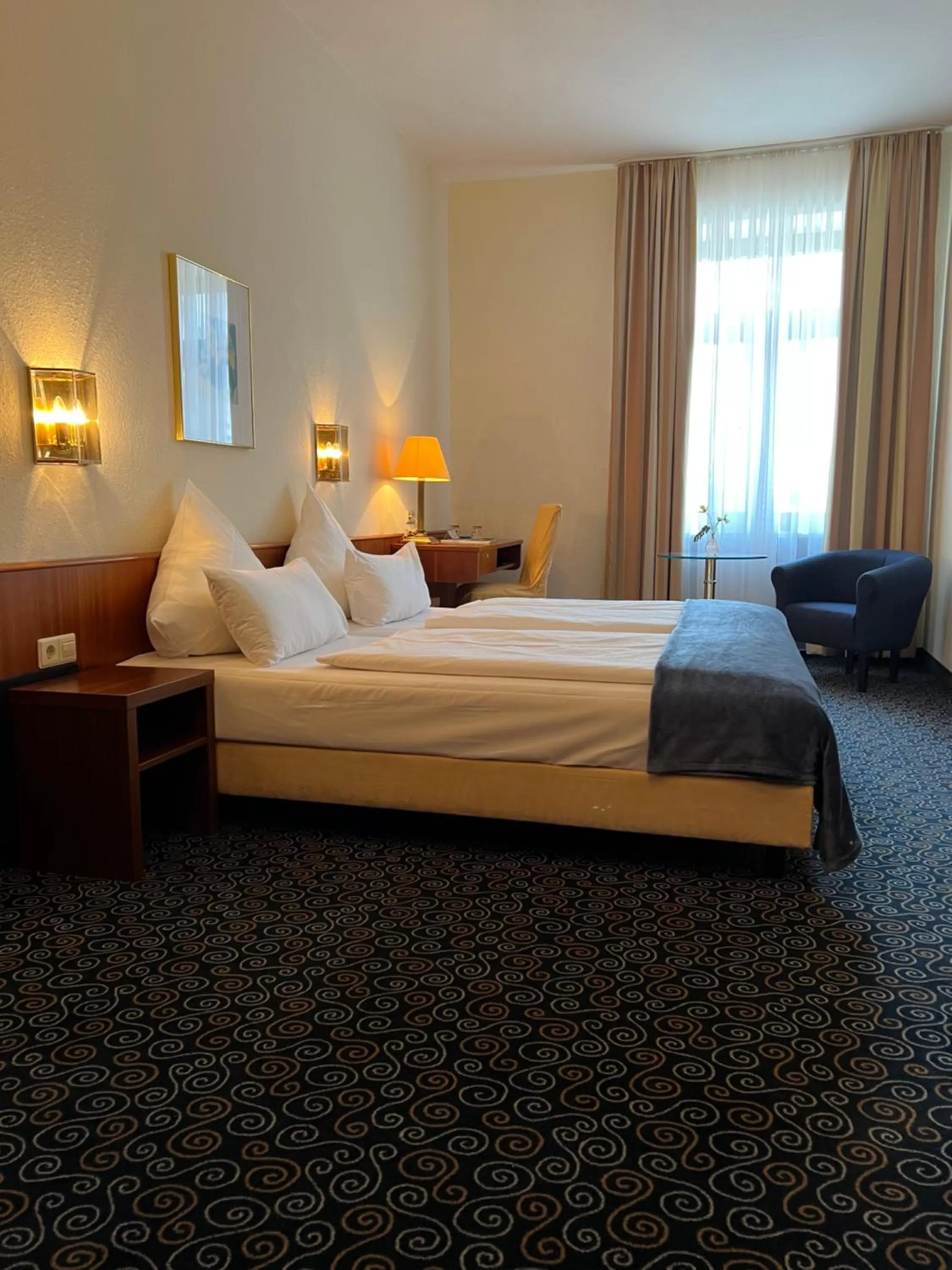 Photo of the whole room, Bed in Stadthotel