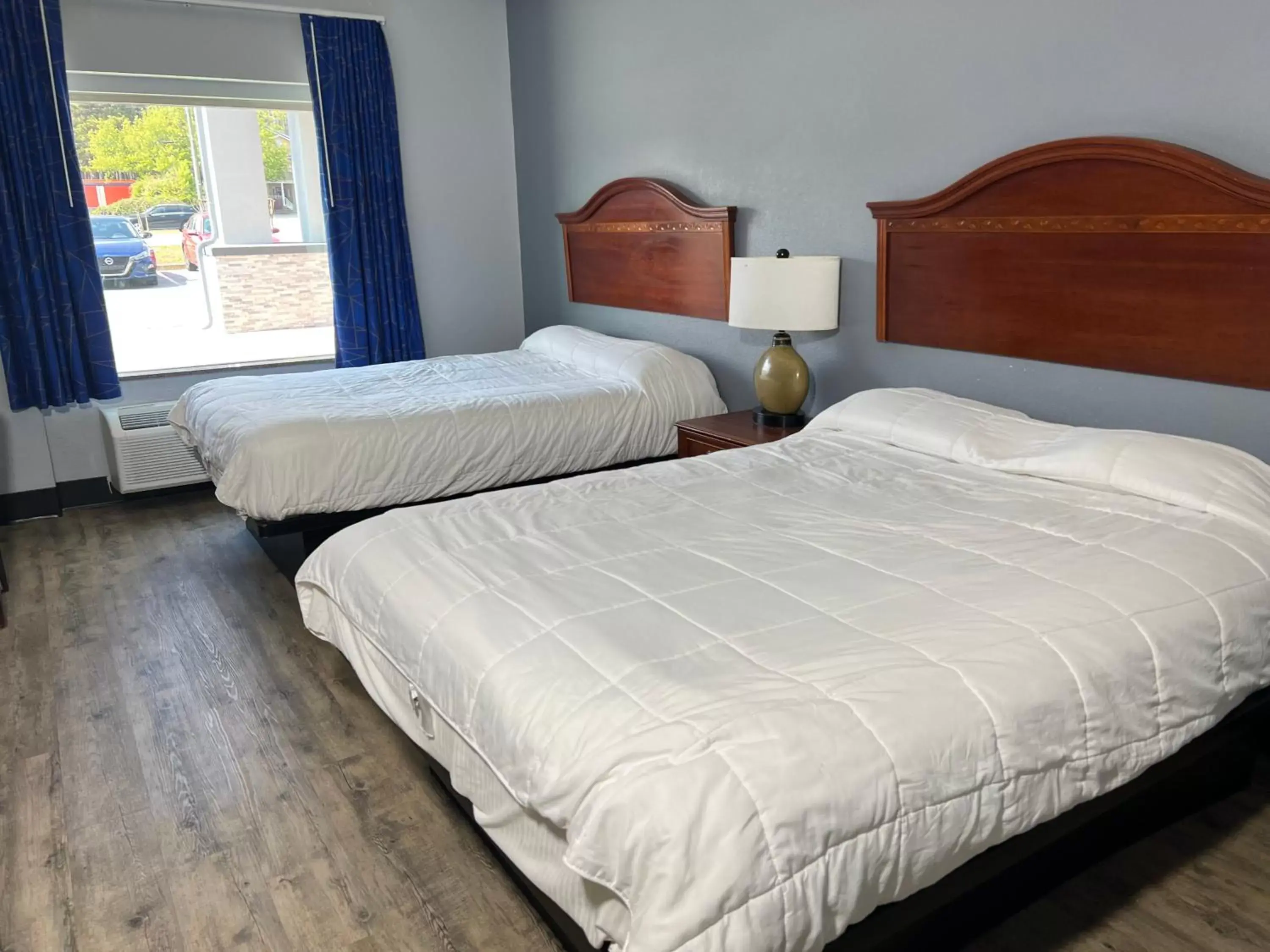 Bed in Jamestown inn & Suites