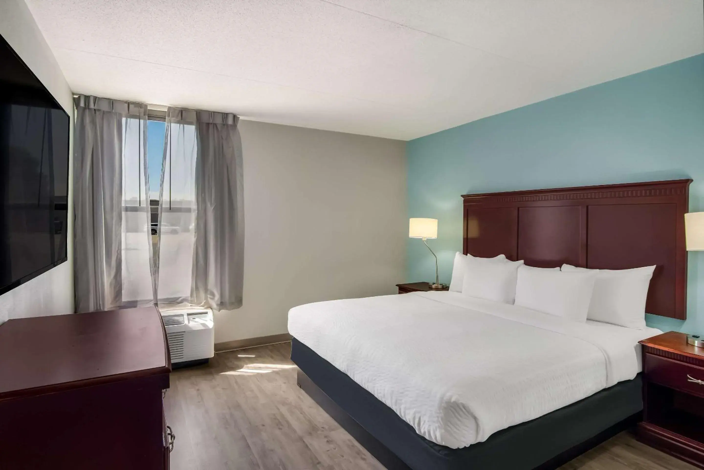Bedroom, Bed in Clarion Inn and Suites Airport