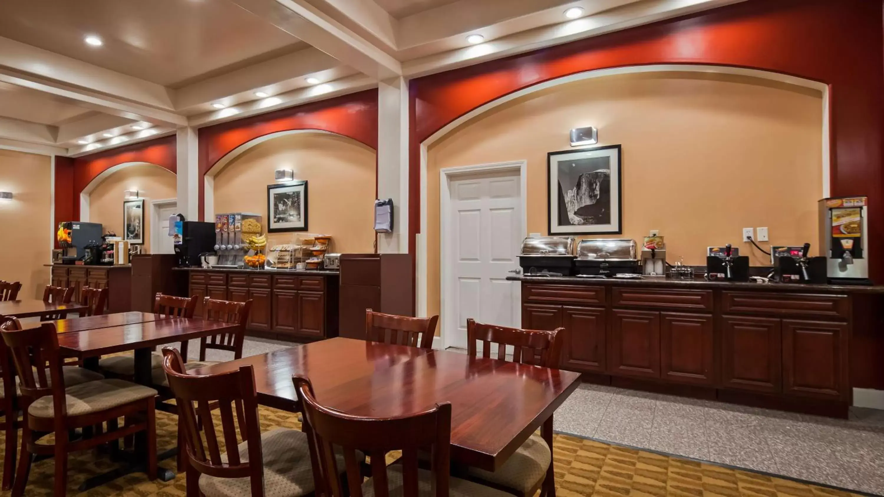 Restaurant/Places to Eat in Best Western Plus Yosemite Way Station