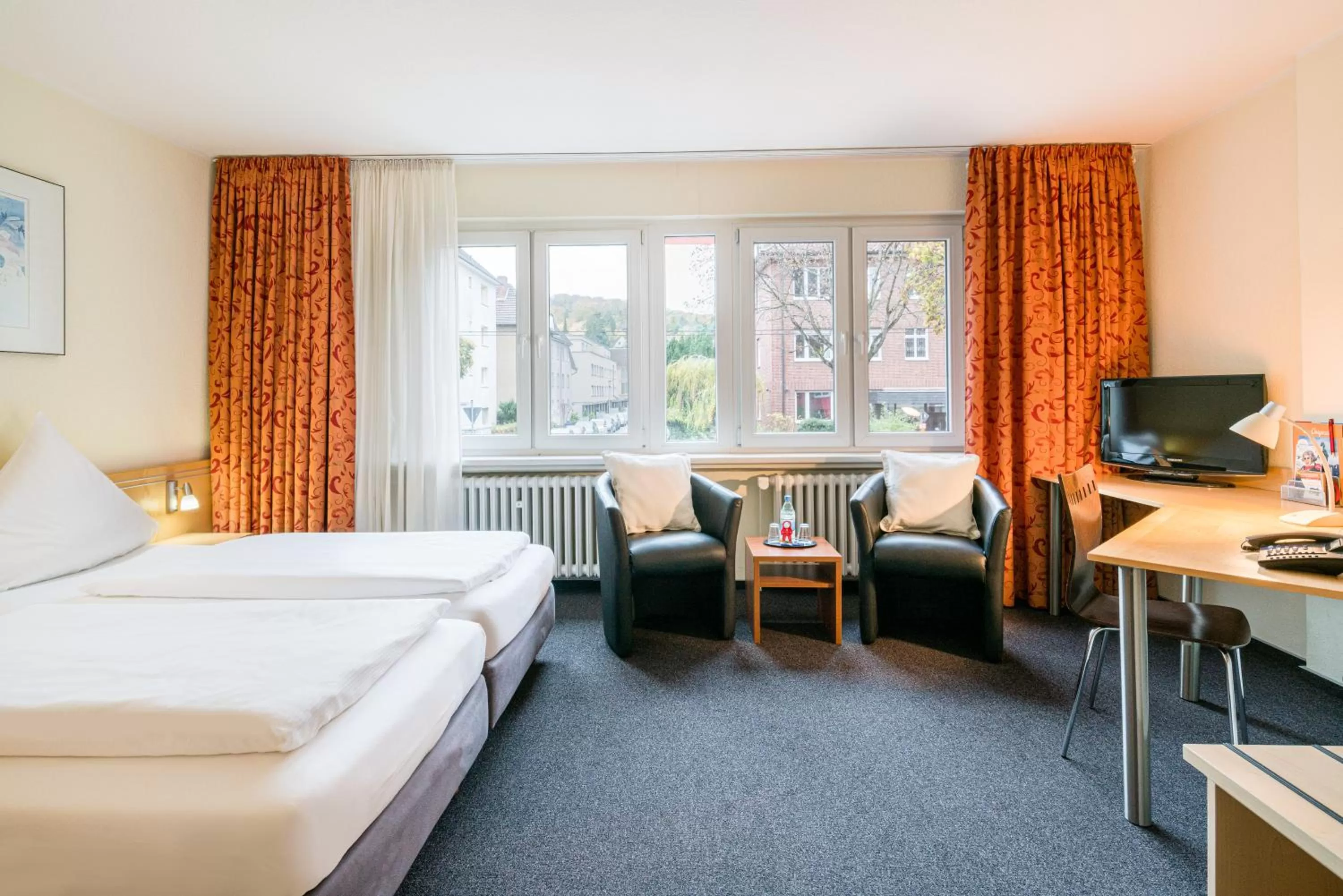 Photo of the whole room, Bed in Hotel Astoria Bonn