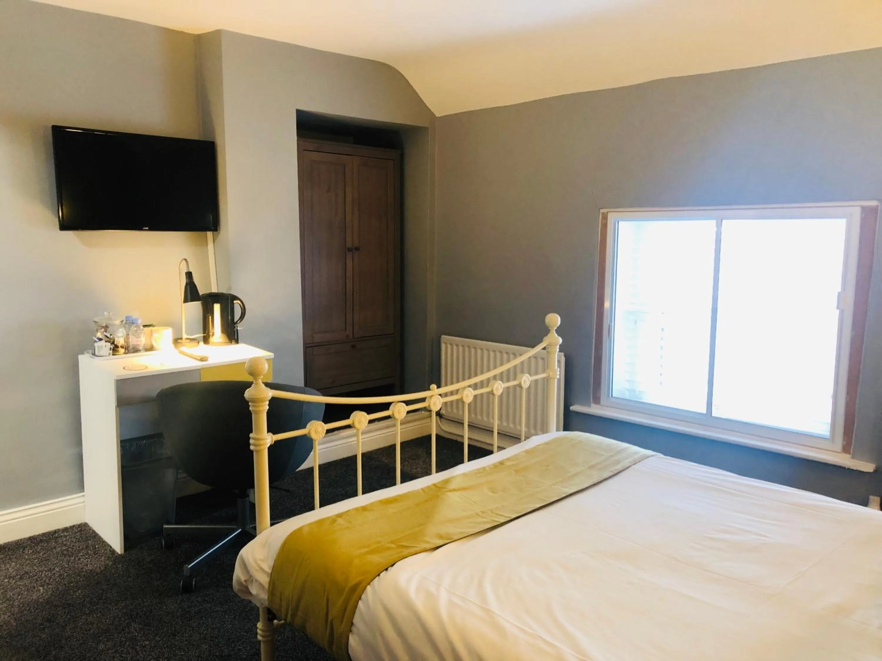 Bedroom, Bed in Hardwick Arms Hotel