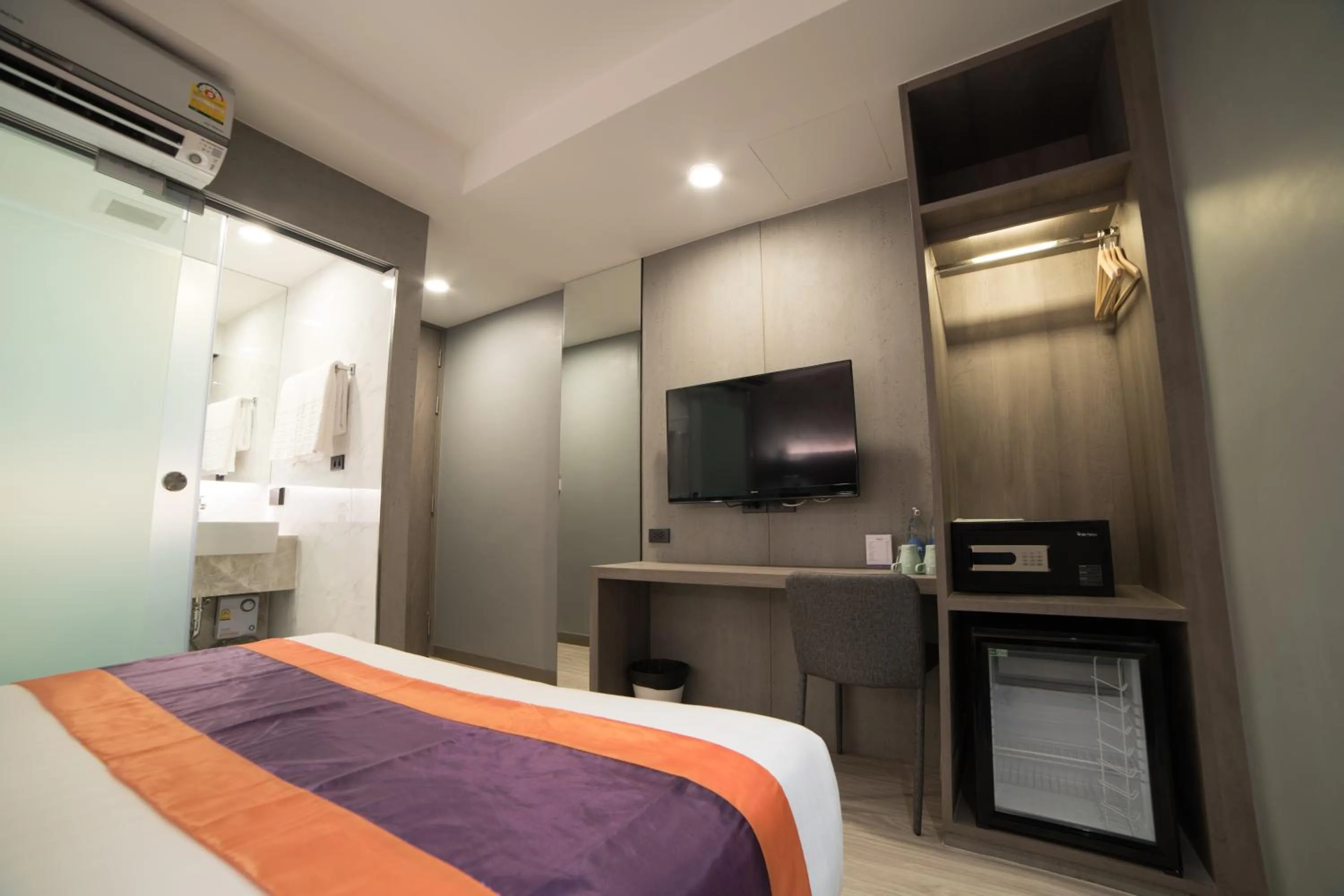 Photo of the whole room, Bed in Studio Ekamai