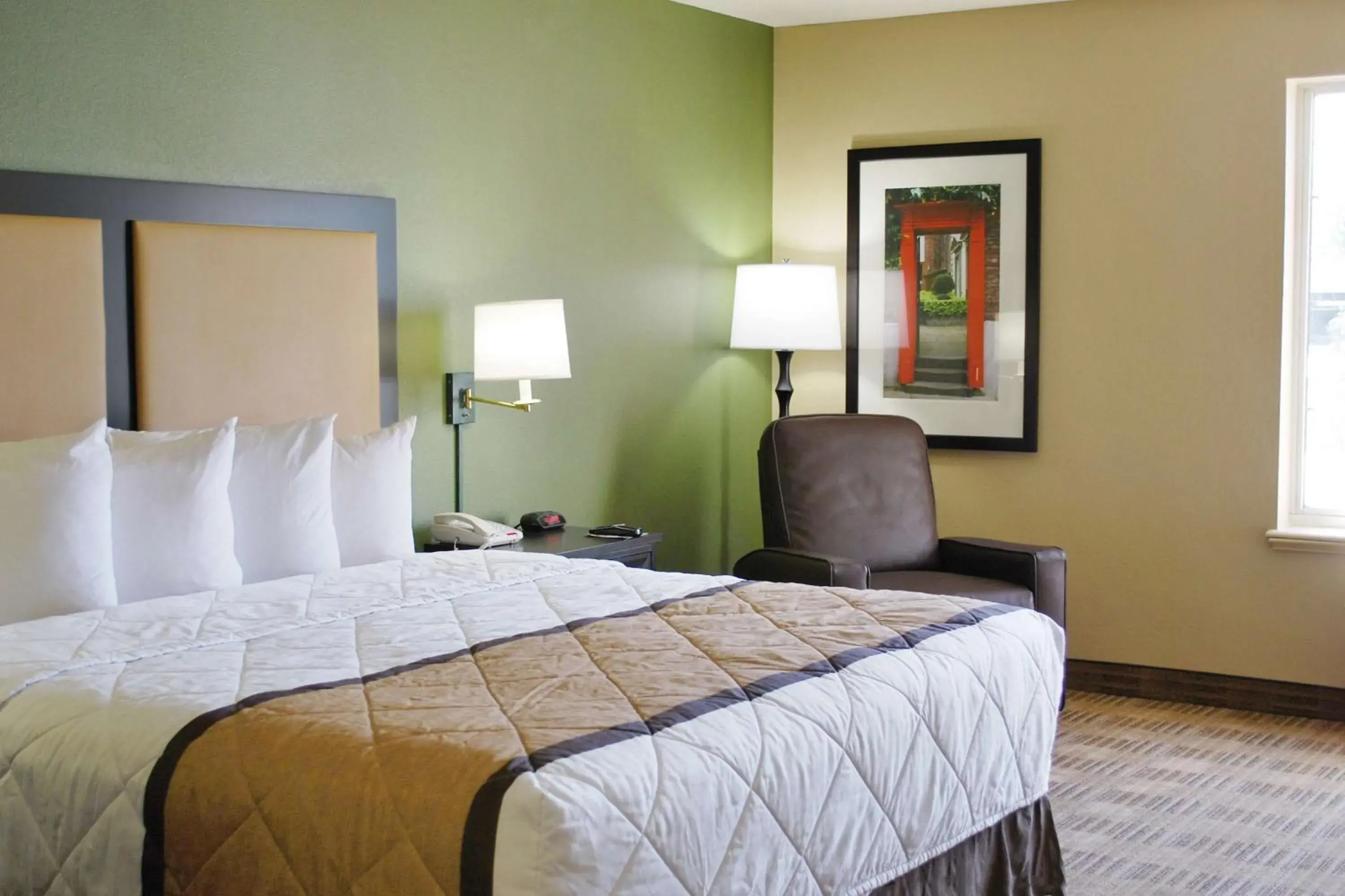 Bedroom, Bed in Extended Stay America Suites - Chicago - Naperville - East