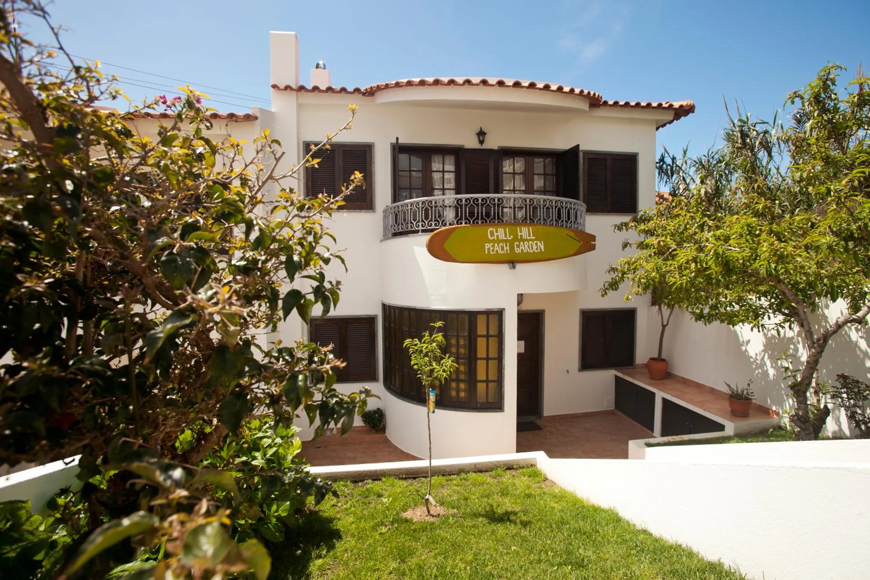 Facade/entrance in Ericeira Chill Hill Hostel & Private Rooms - Peach Garden