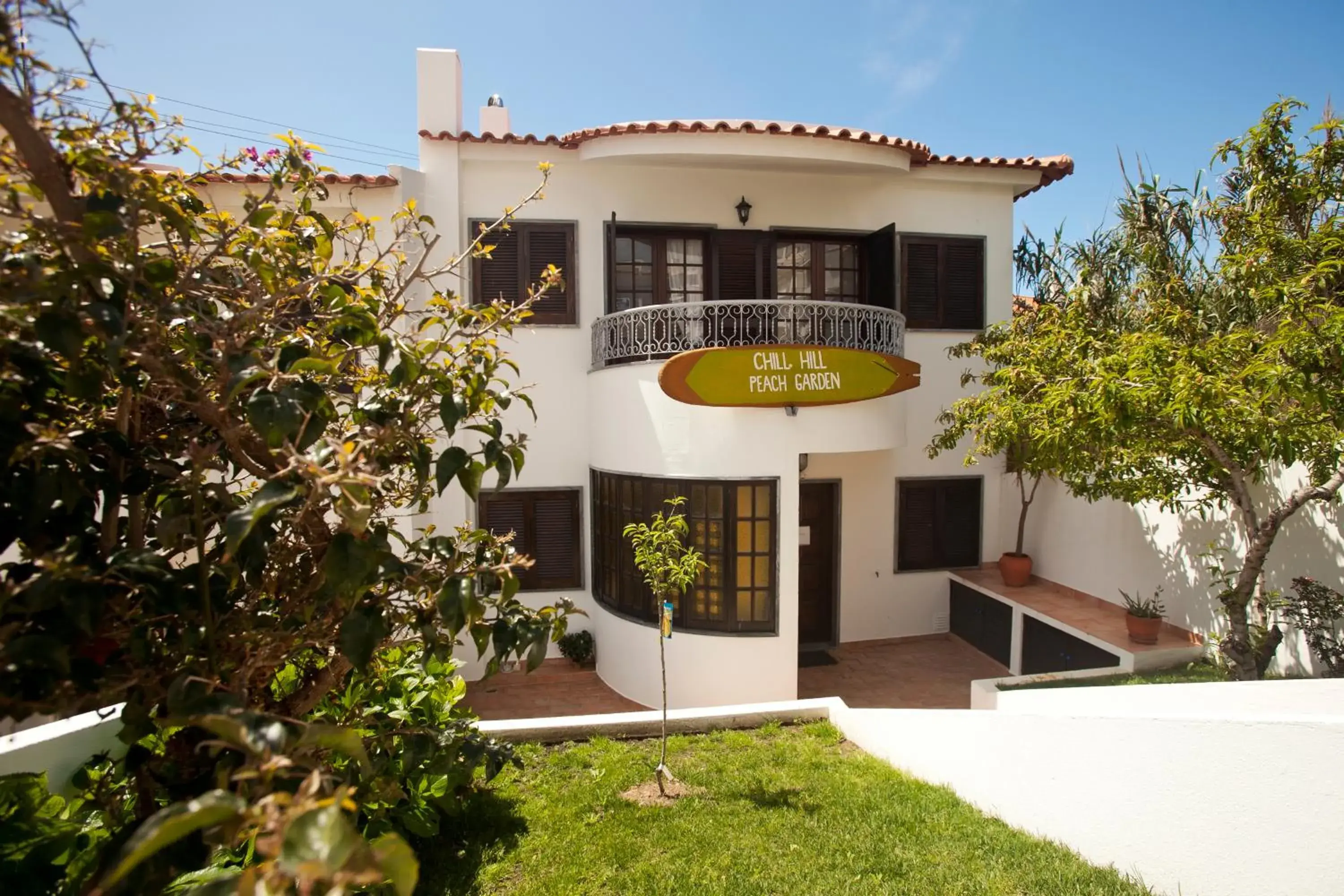 Facade/entrance, Property Building in Ericeira Chill Hill Hostel & Private Rooms - Peach Garden