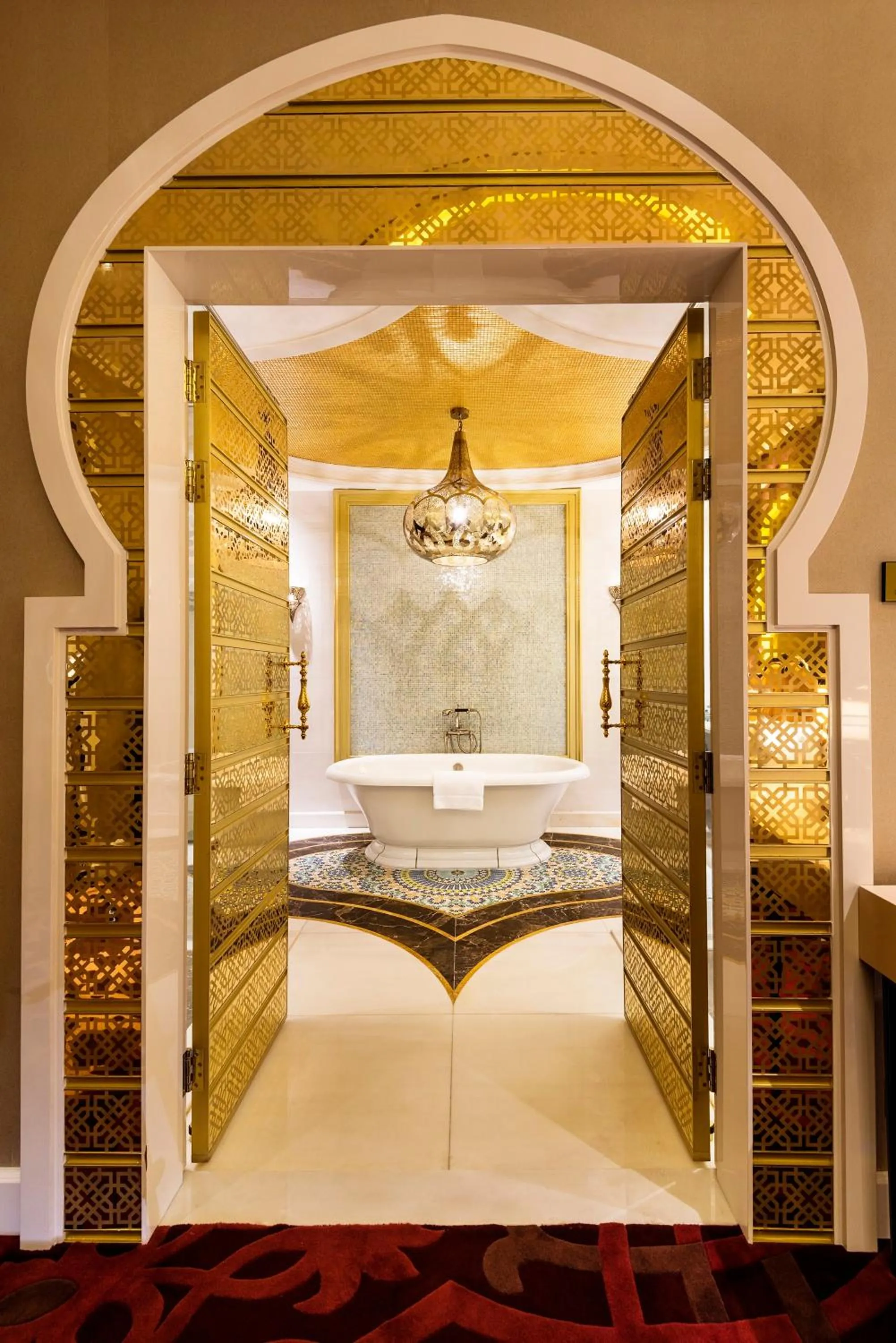 Bathroom, Bed in Ezdan Palace Hotel