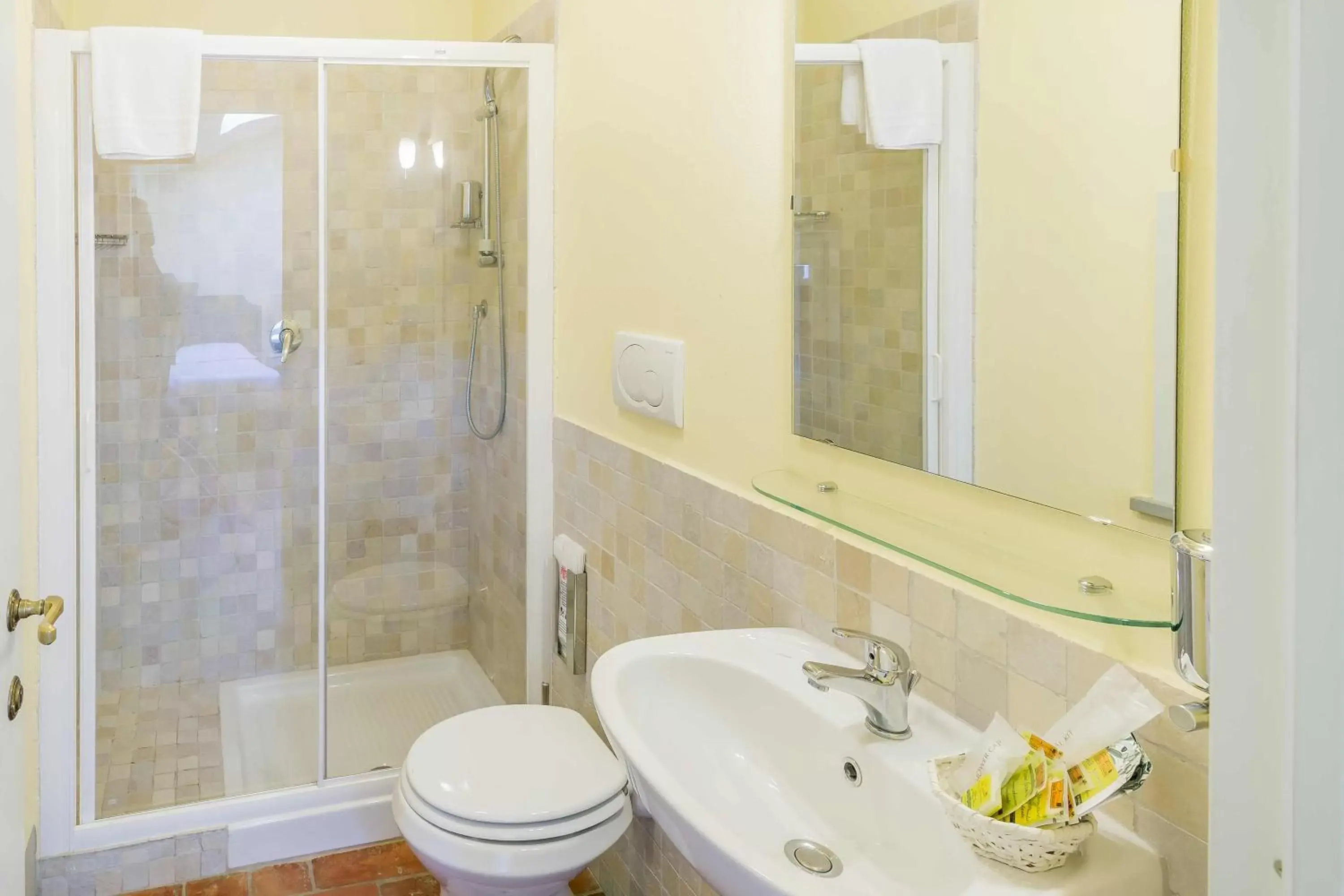 Shower, Bathroom in Le Sodole Country Resort & Golf