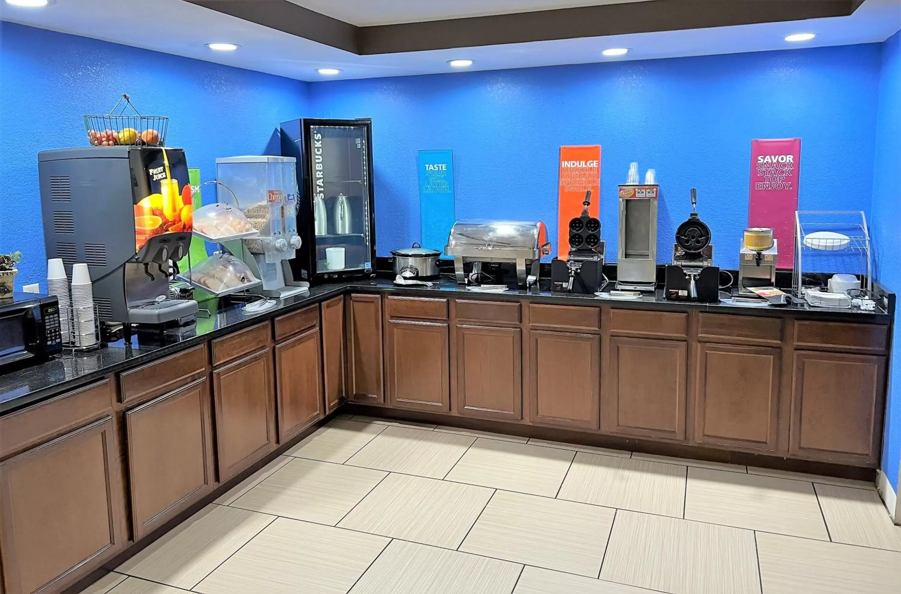 Breakfast, Restaurant/Places to Eat in Travelodge by Wyndham Fort Wayne North