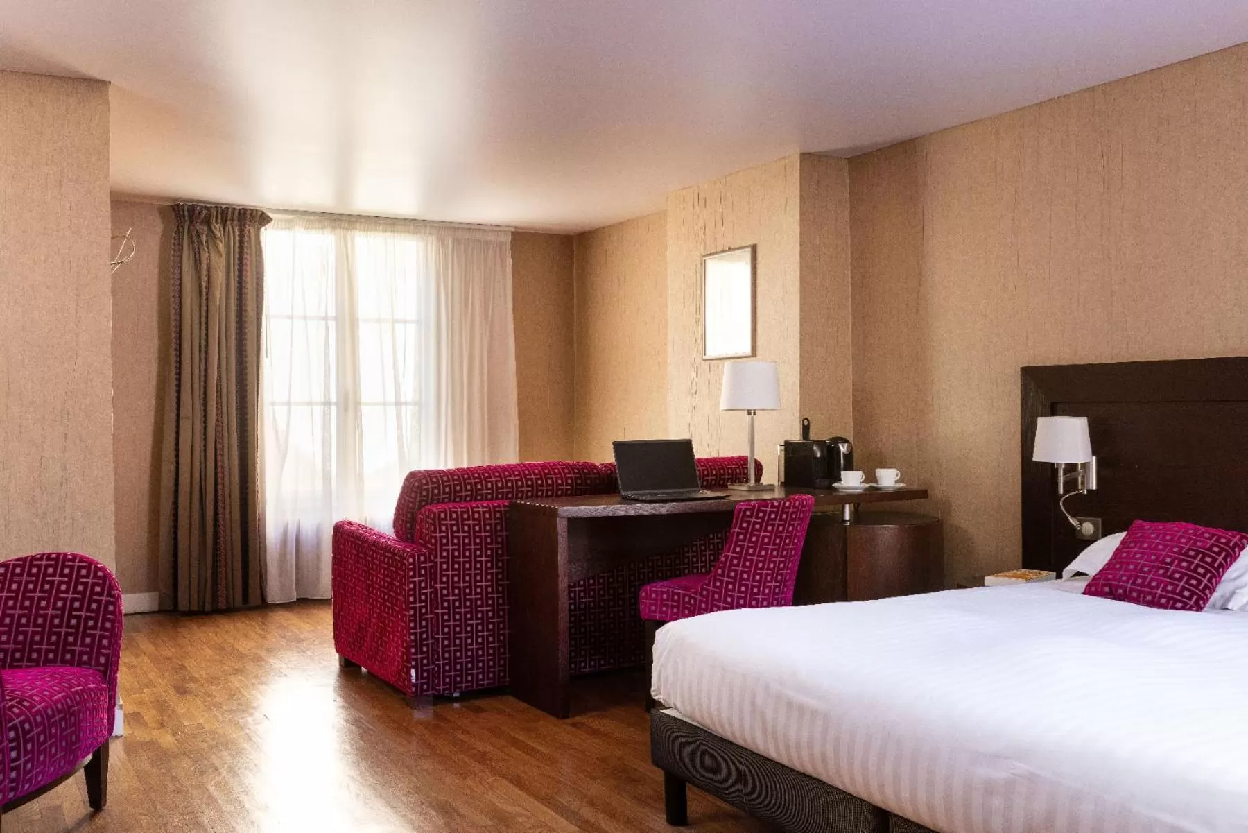 Photo of the whole room, Bed in Carmel 1643