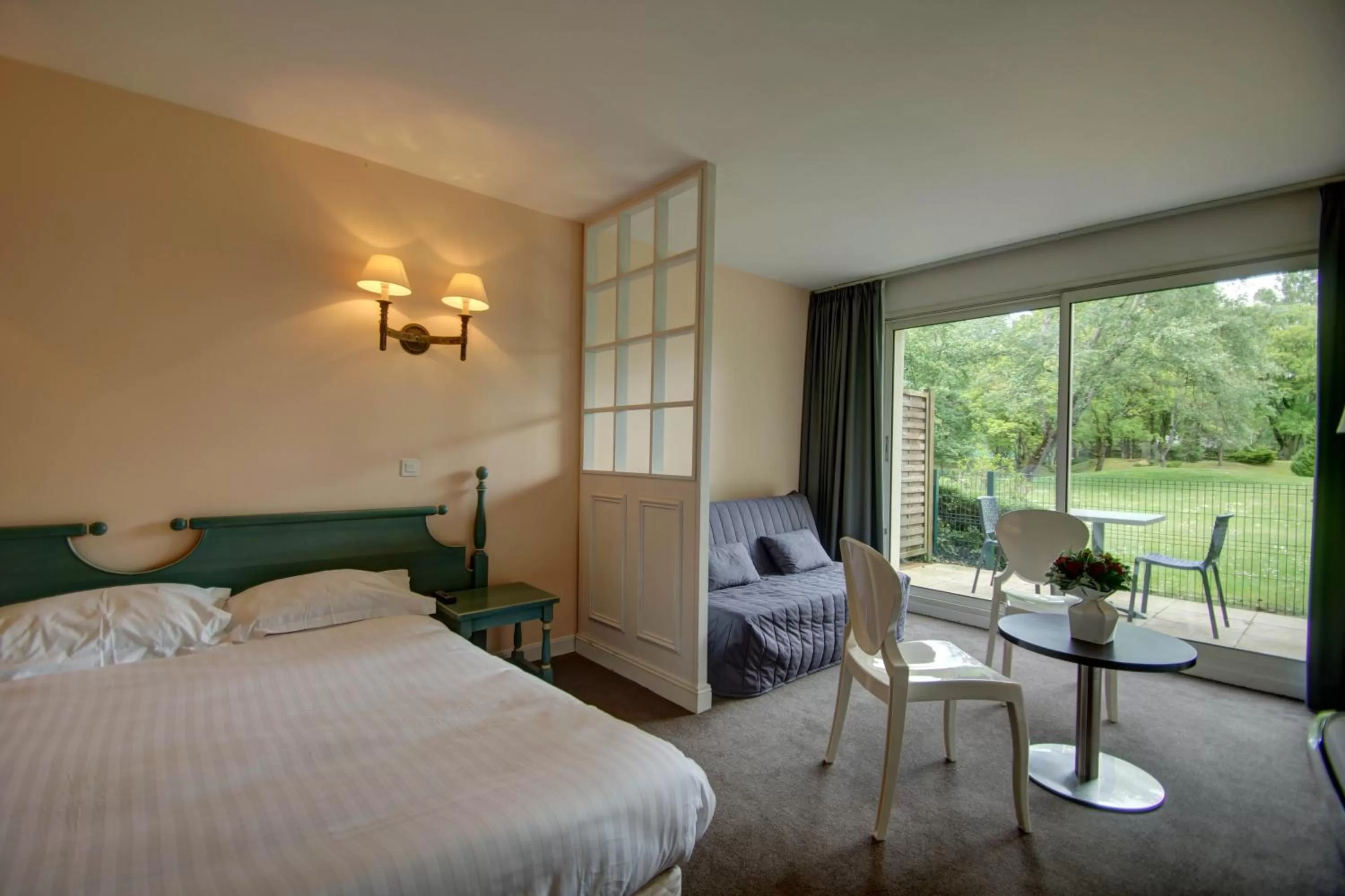 Bed in Hôtel du Parc