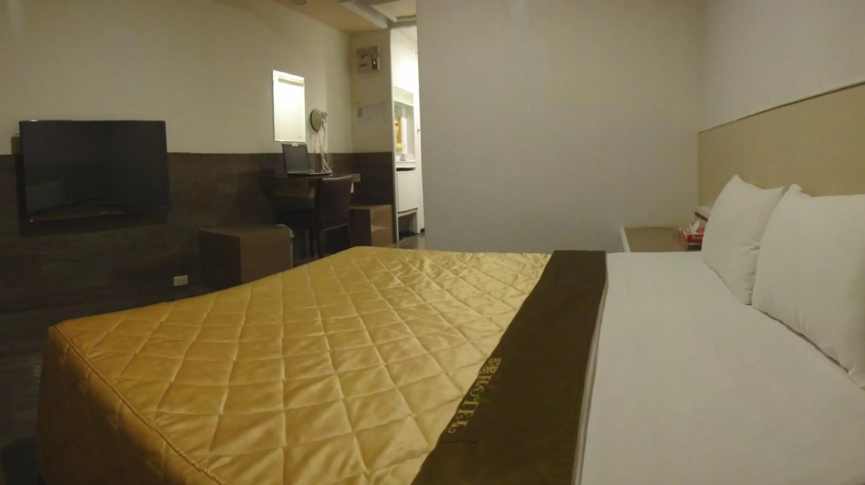 Photo of the whole room, Bed in Hua Yue Hotel