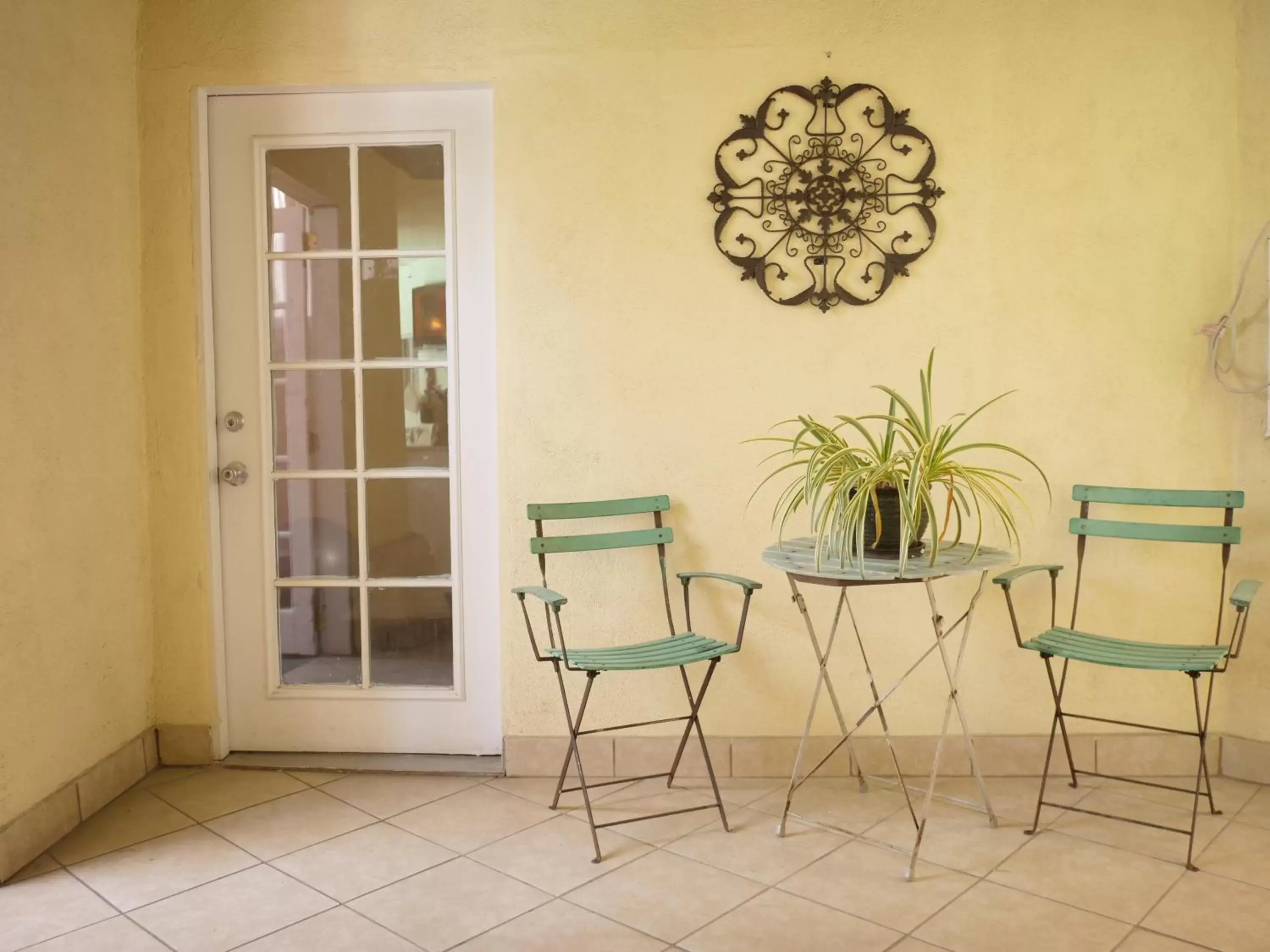 Patio, Dining Area in Inn at Palm Springs