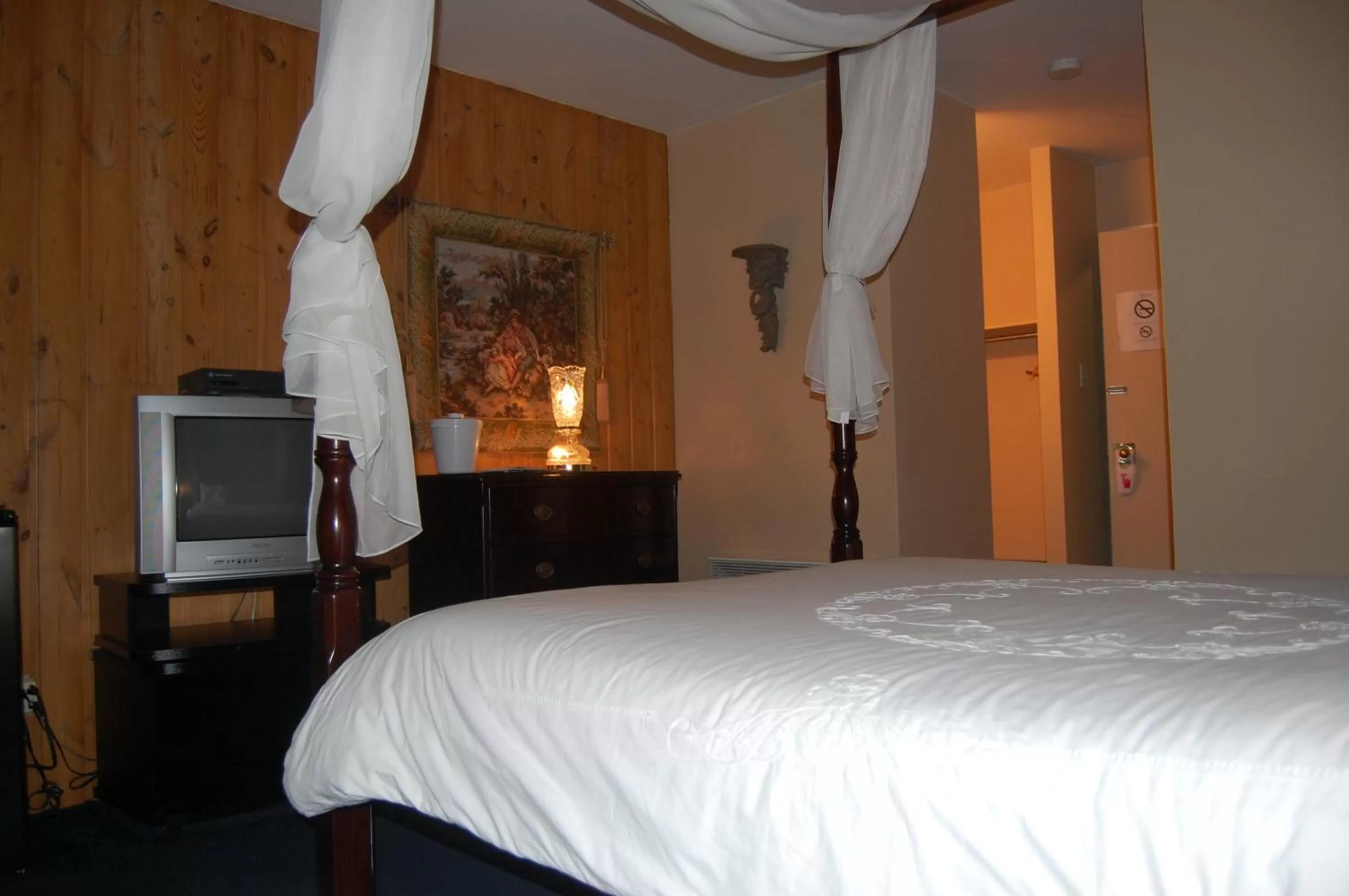 TV and multimedia, Bed in Auberge Godard