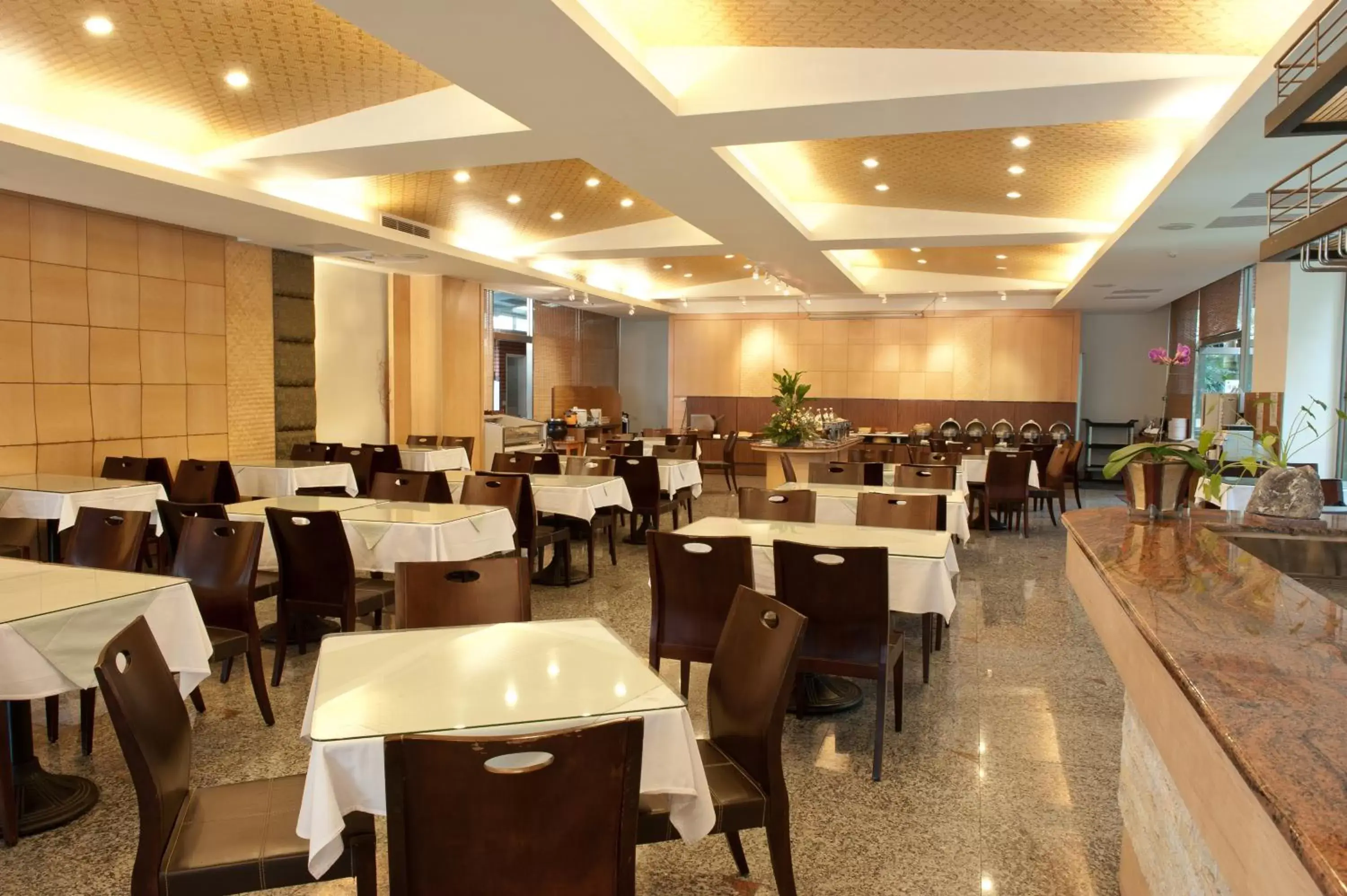 Restaurant/Places to Eat in Liga Hotel