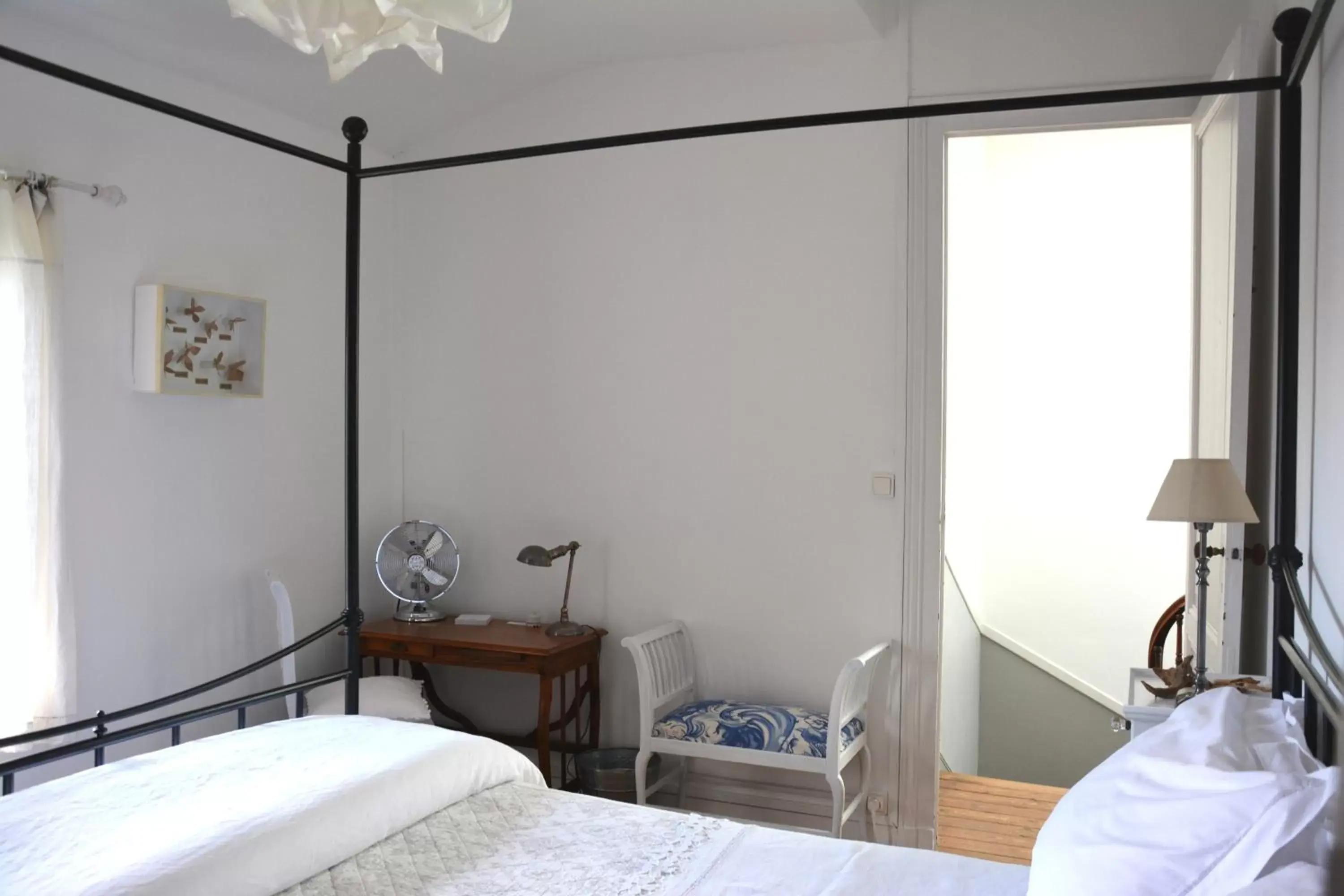 Photo of the whole room, Bed in la maison