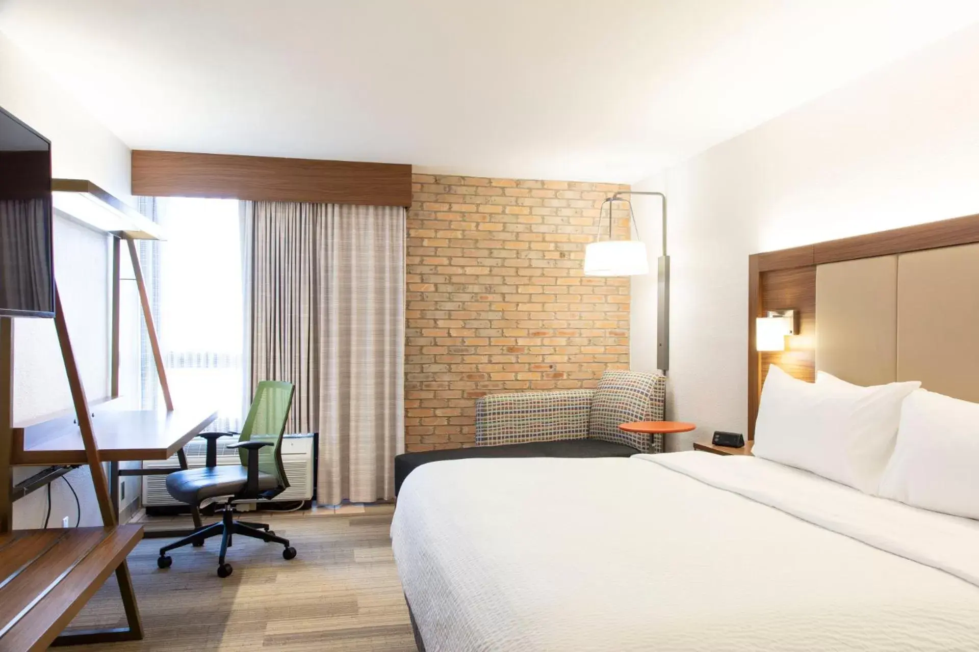 Bedroom, Bed in Holiday Inn Express - San Antonio Airport, an IHG Hotel