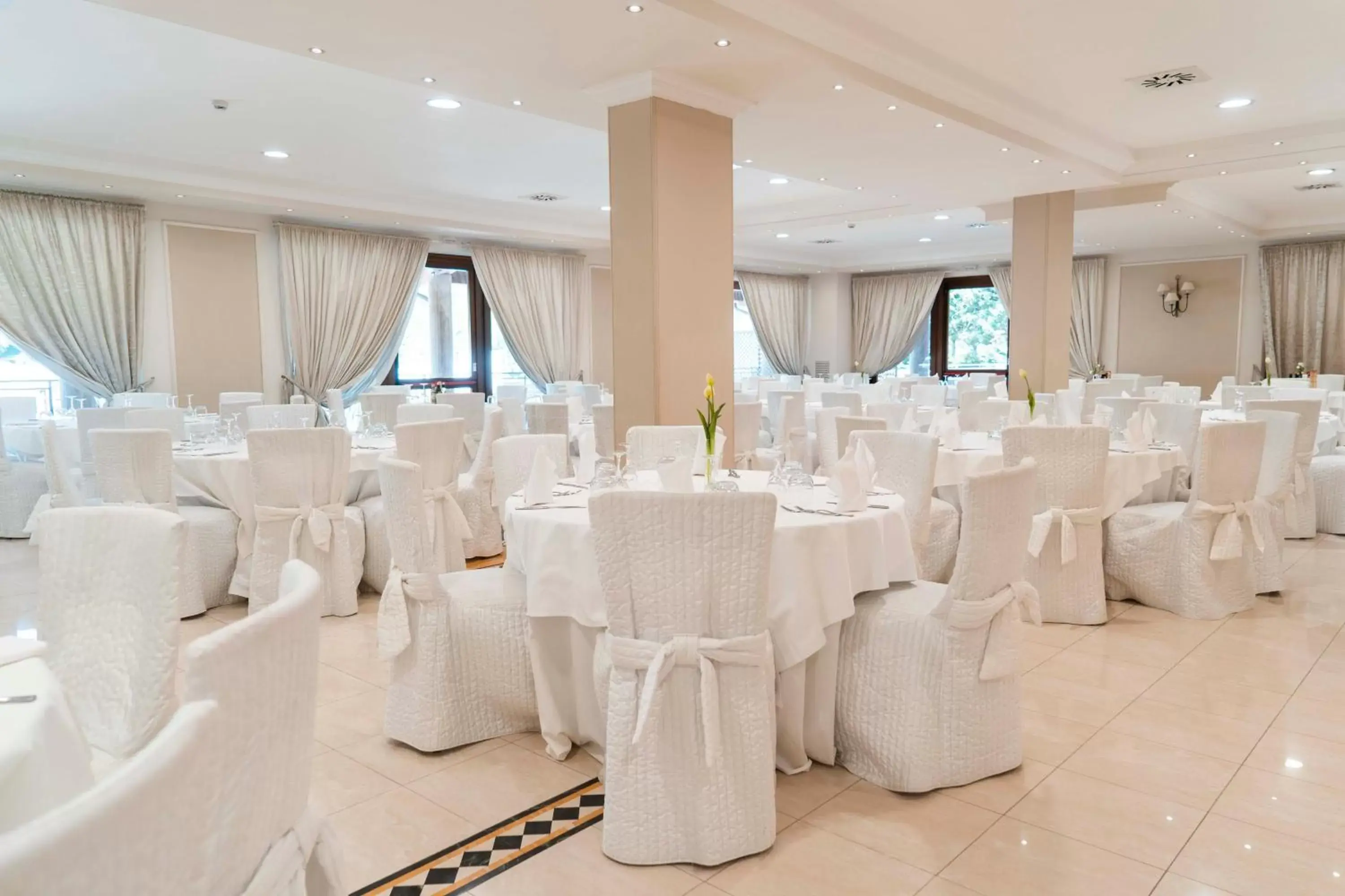 Restaurant/places to eat, Banquet Facilities in Grand Hotel Elite