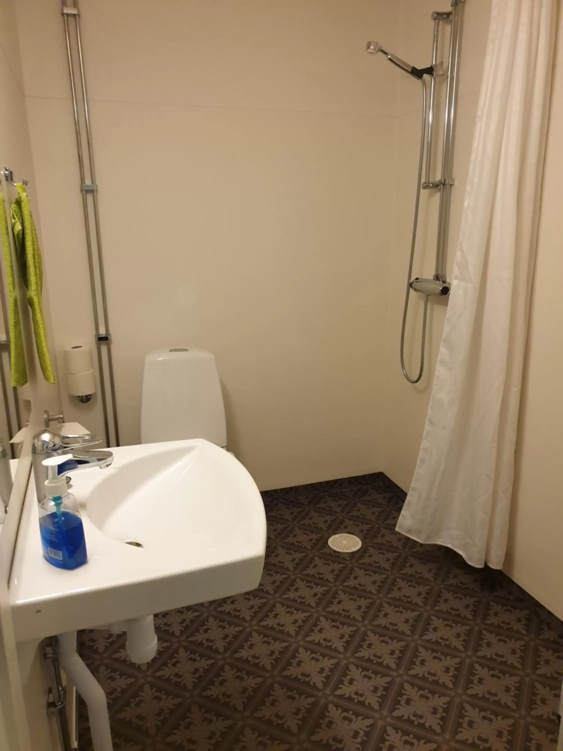 Double Room with Private Toilet & Shower in Le Mat B&B Åkersberga Double Room with Private Toilet & Shower in Le Mat B&B Åkersberga