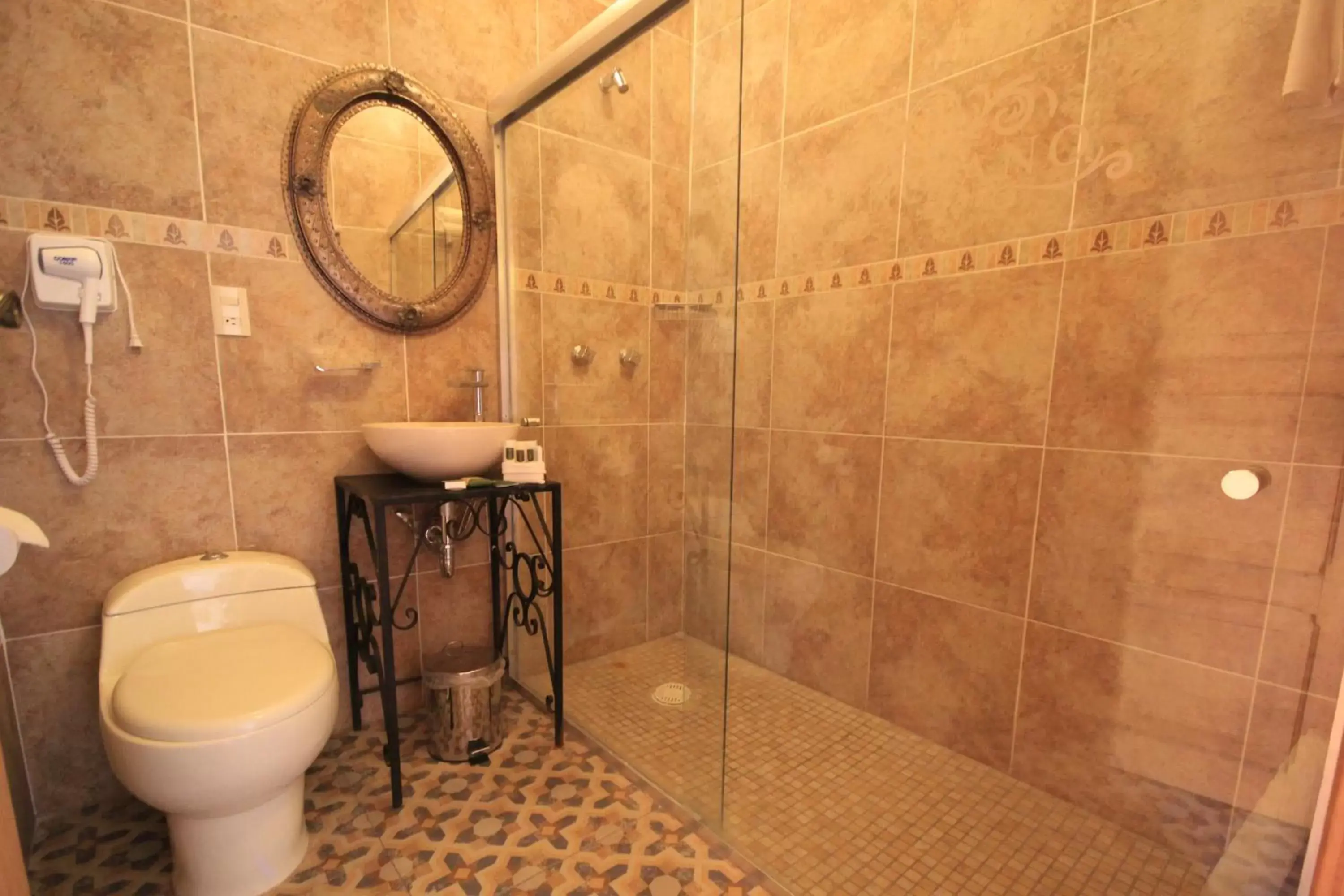 Shower, Bathroom in Hotel Boutique Ponciano