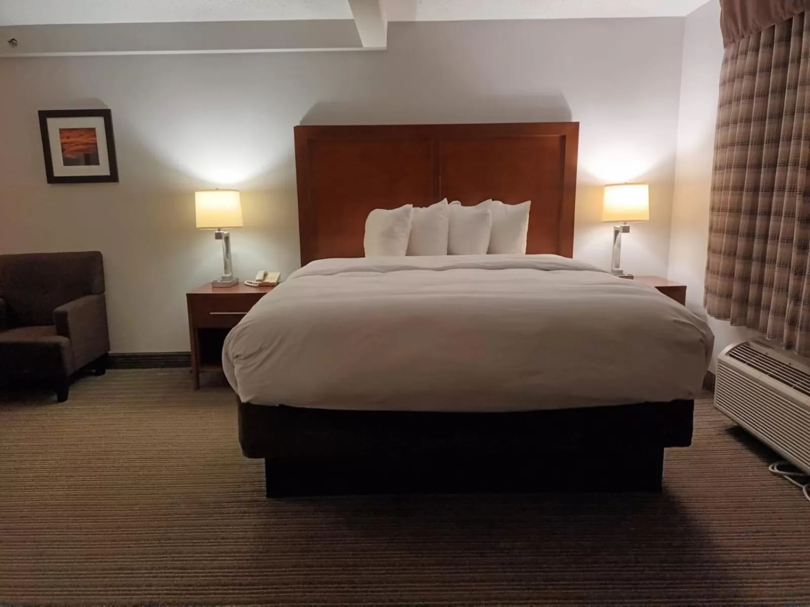 Bed in Country Inn & Suites by Radisson, Battle Creek, MI