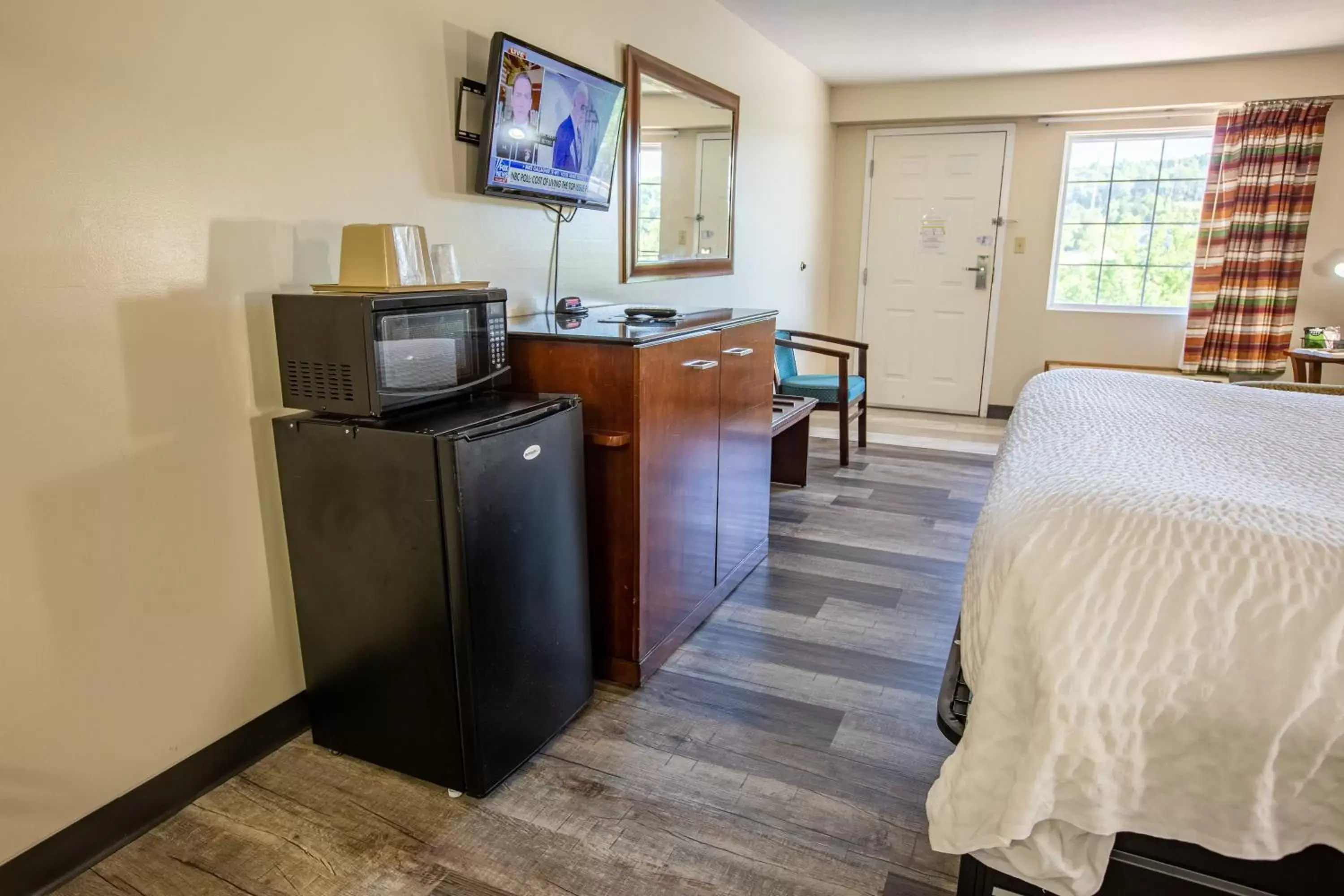 Bed, TV/Entertainment Center in Rosebud Inn