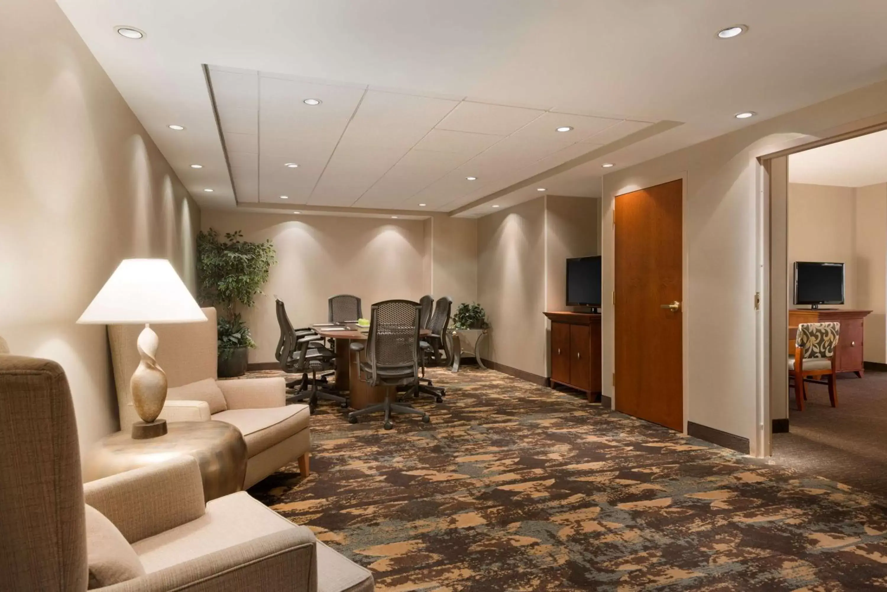 Bedroom, Seating Area in Embassy Suites by Hilton Nashville South Cool Springs