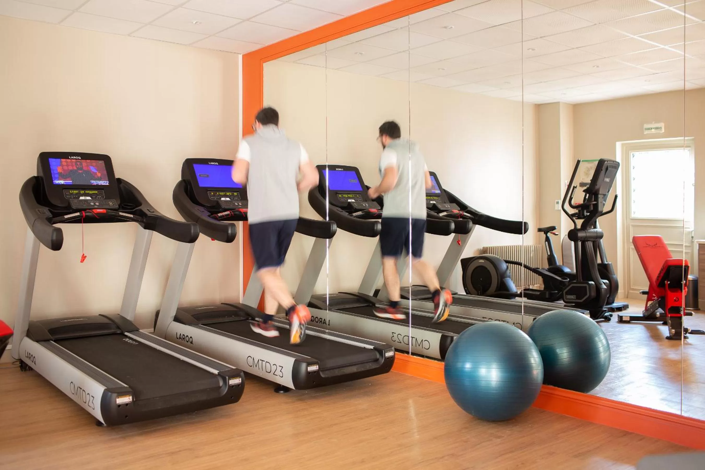 People in Mercure Rambouillet Relays Du Château