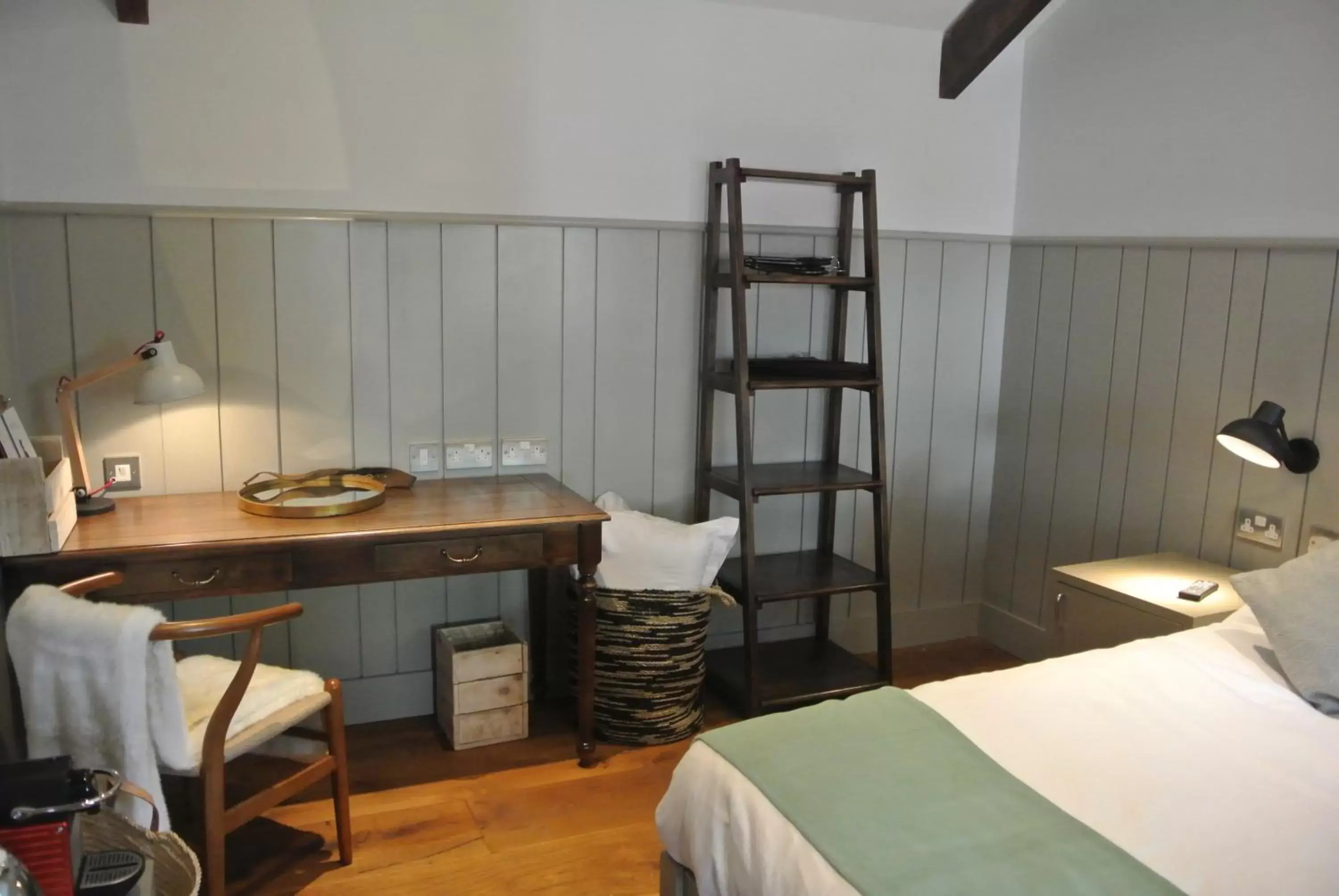 Bedroom, Kitchen/Kitchenette in The Crown Pub, Dining & Rooms