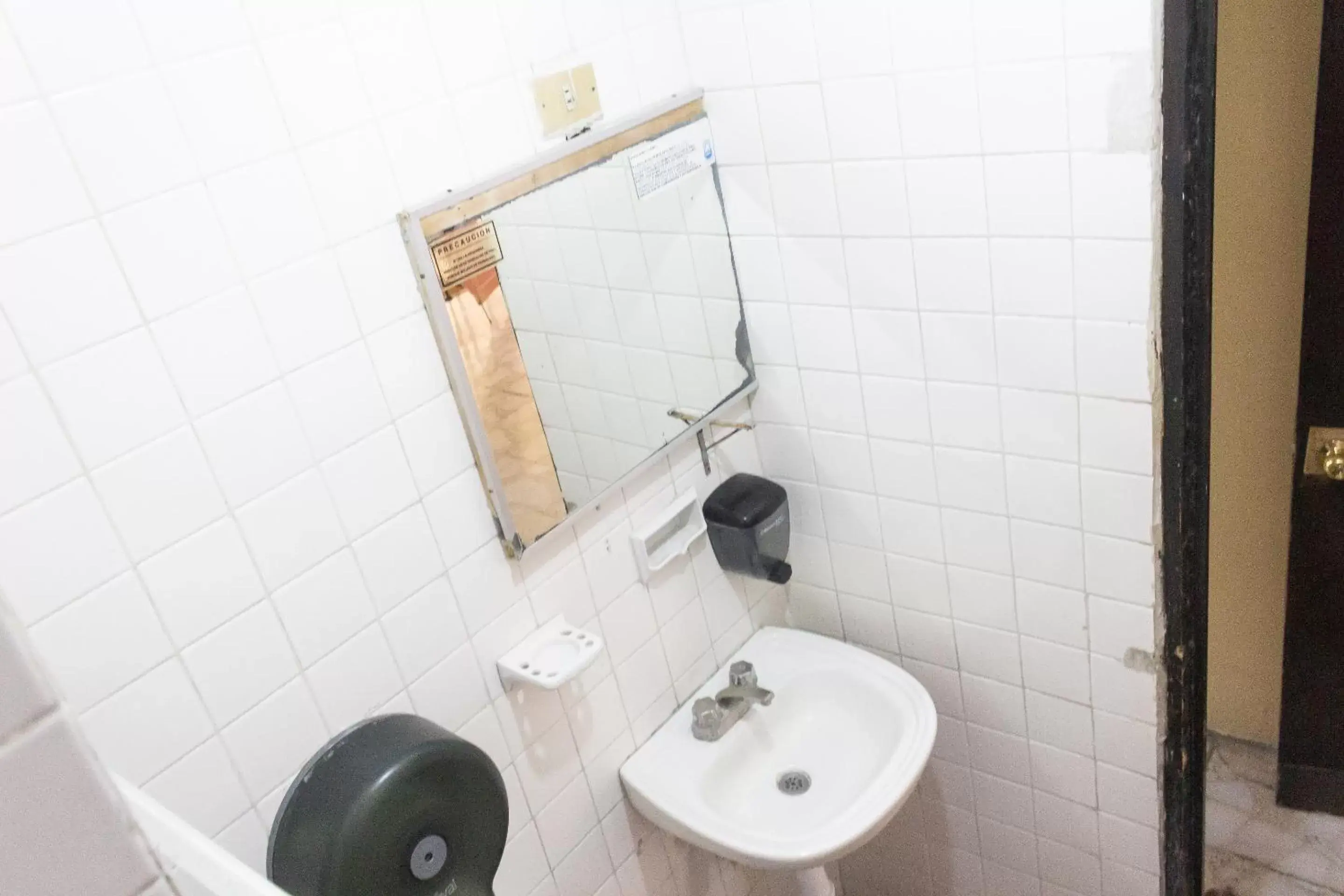 Bathroom in OYO Hotel Colón, Plaza Bicentenario, Zacatecas Centro