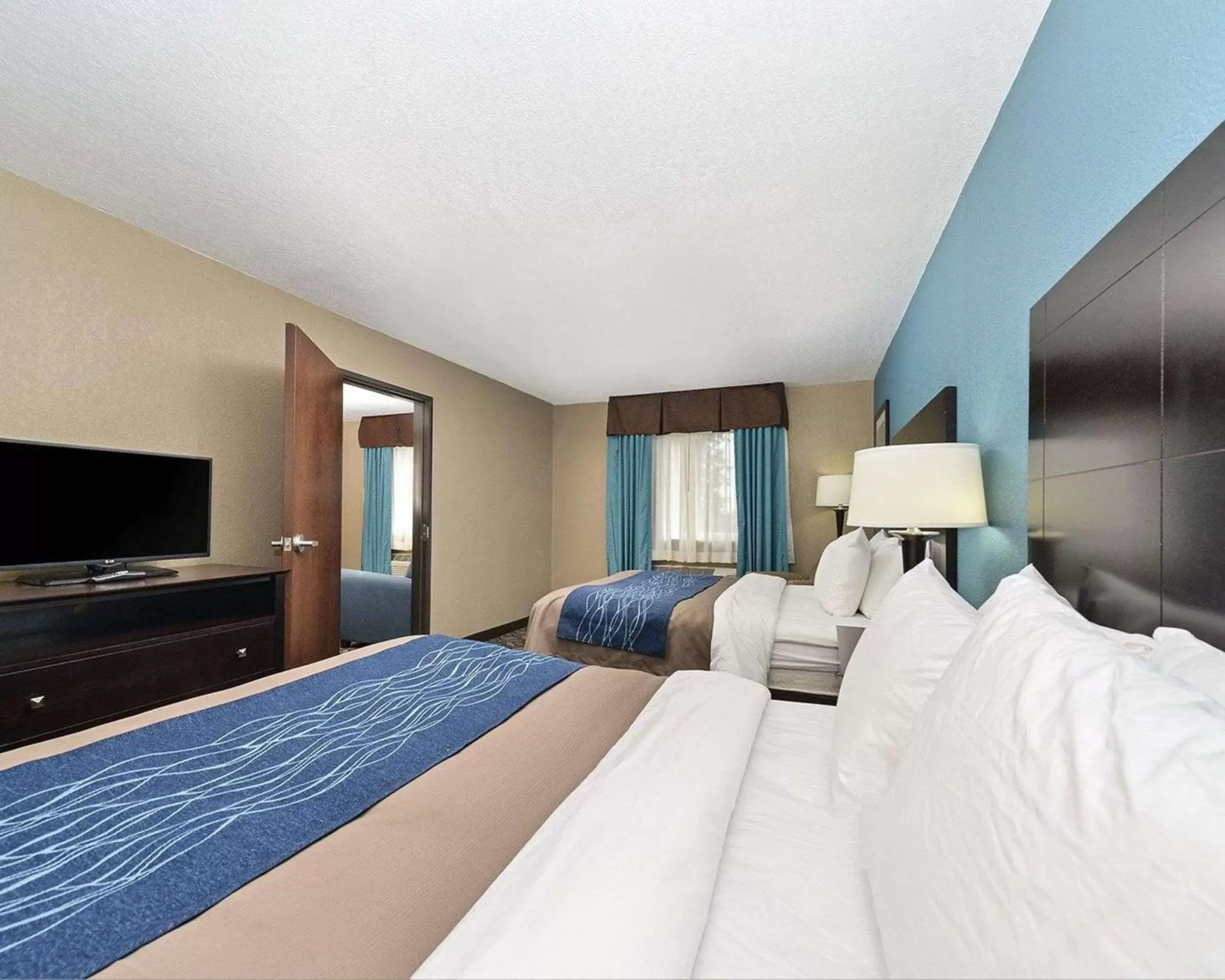 Photo of the whole room, Bed in Comfort Inn & Suites Springfield I-55