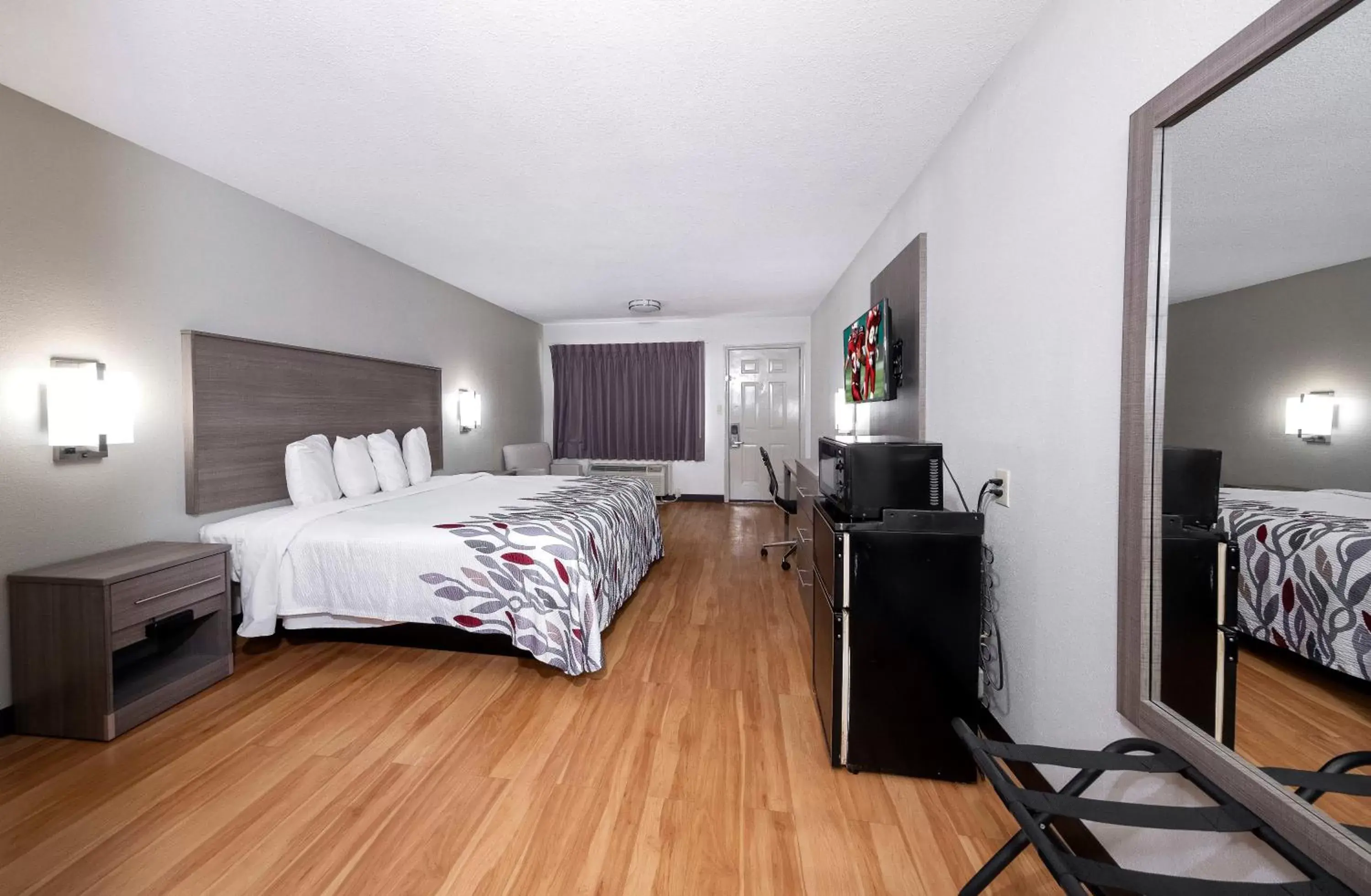 Photo of the whole room, Bed in Red Roof Inn Bay Minette Photo of the whole room, Bed in Red Roof Inn Bay Minette