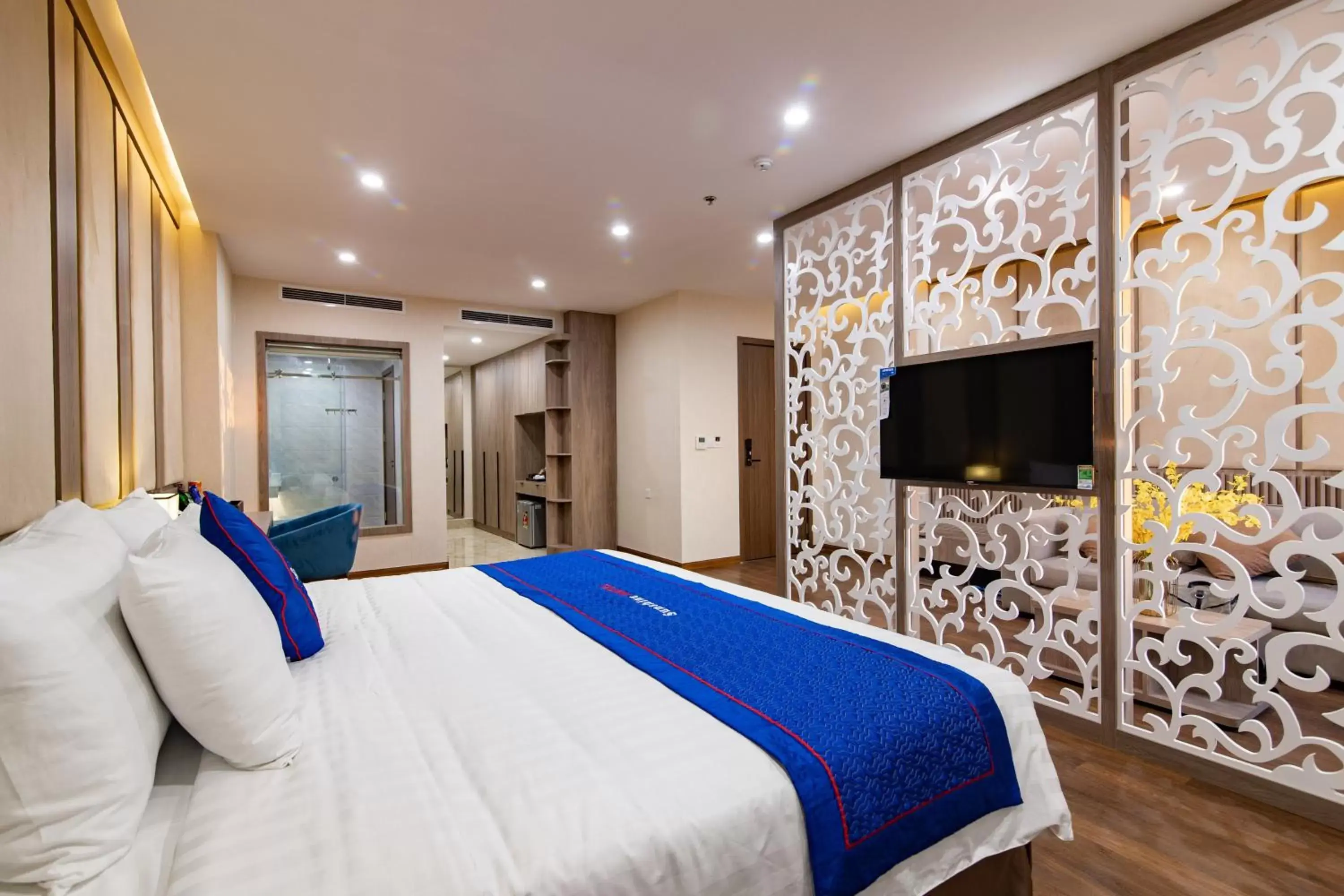 TV and multimedia, Bed in Sunshine Hotel Móng Cái TV and multimedia, Bed in Sunshine Hotel Móng Cái