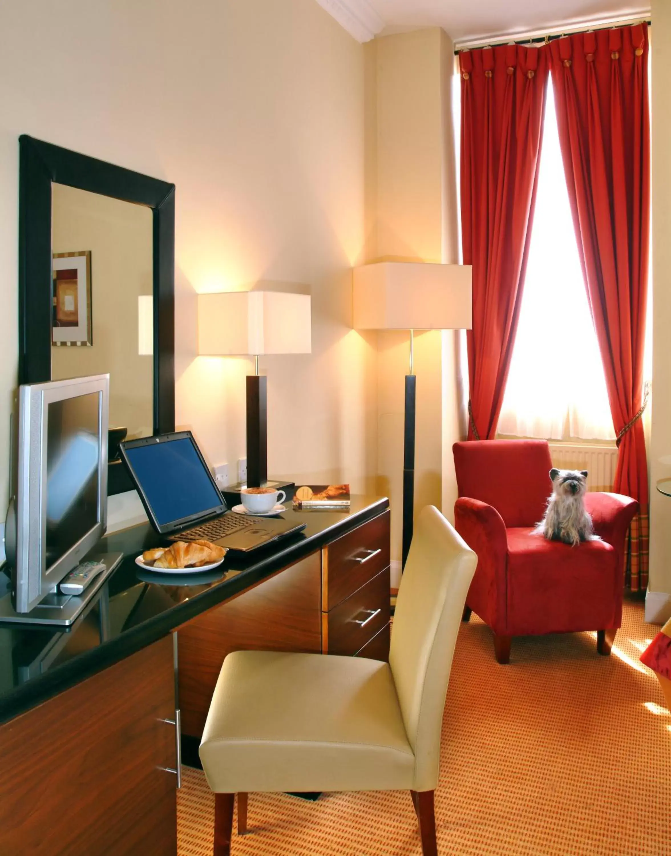 Seating area, TV/Entertainment Center in The Parliament House Hotel