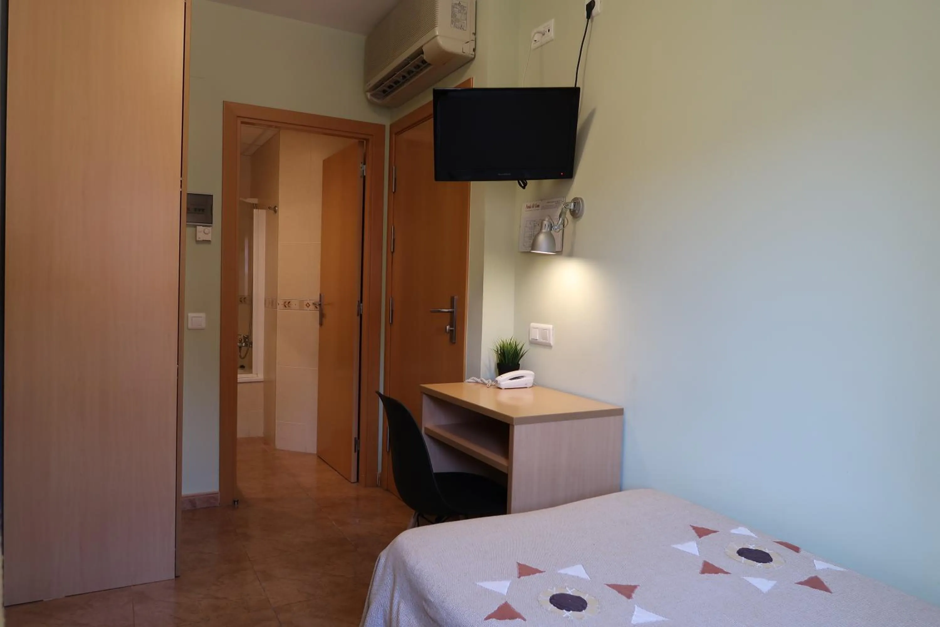 TV and multimedia, Bed in El Camí Hotel