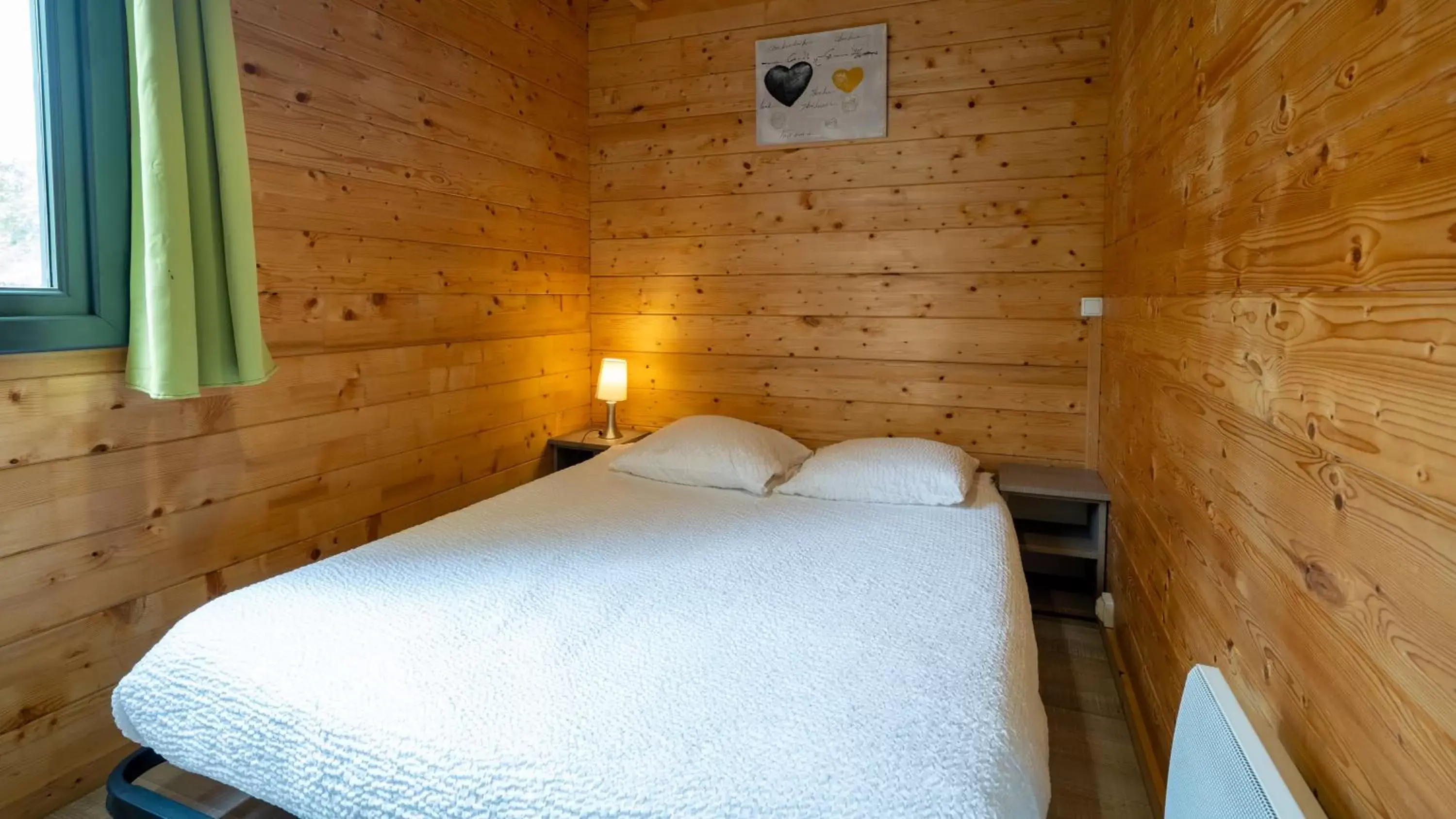 Bedroom, Bed in Le Village de la Champagne - Slowmoov