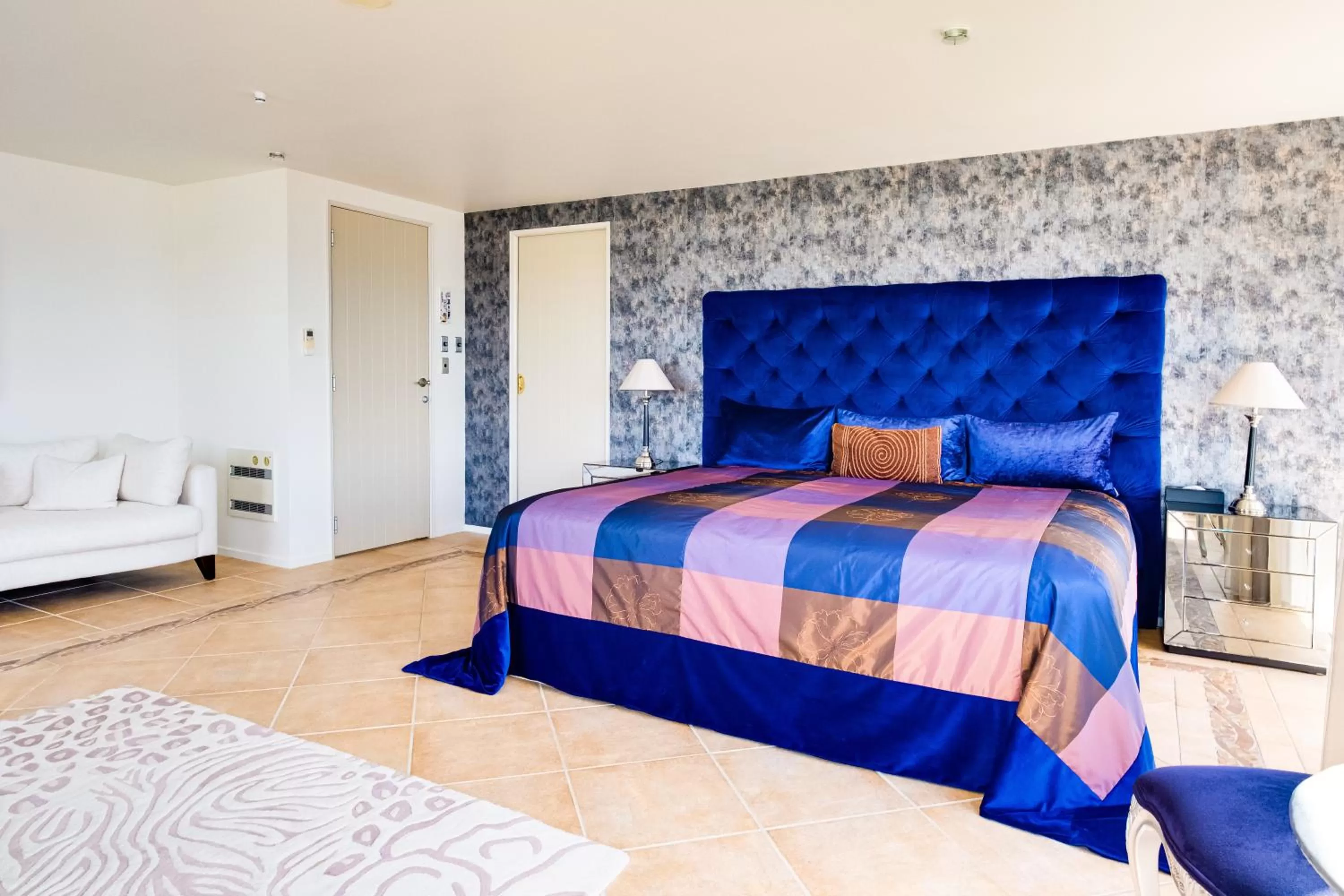 Photo of the whole room, Bed in On The Point - Lake Rotorua