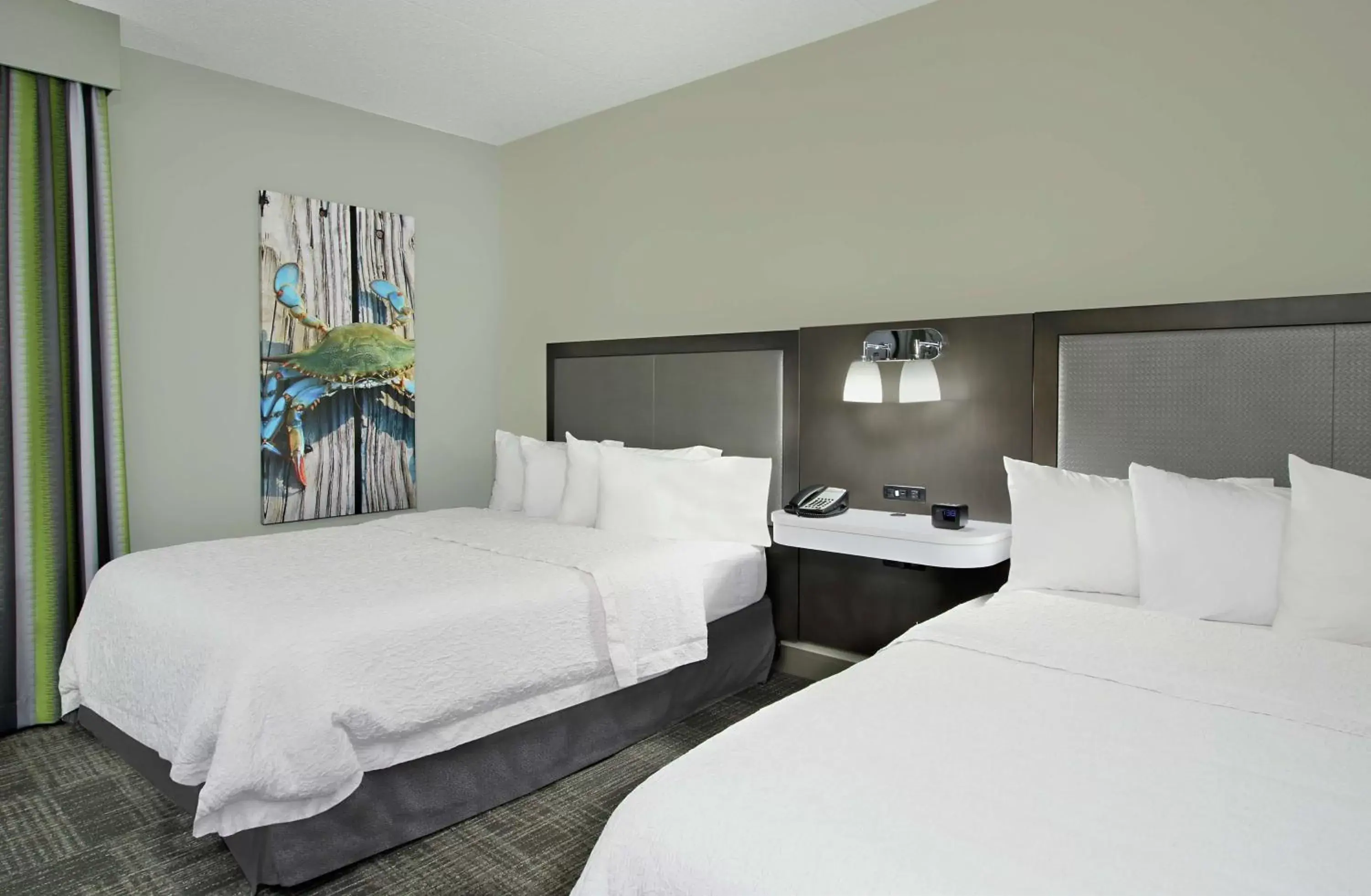 Bed in Hampton Inn Hagerstown-Maugansville