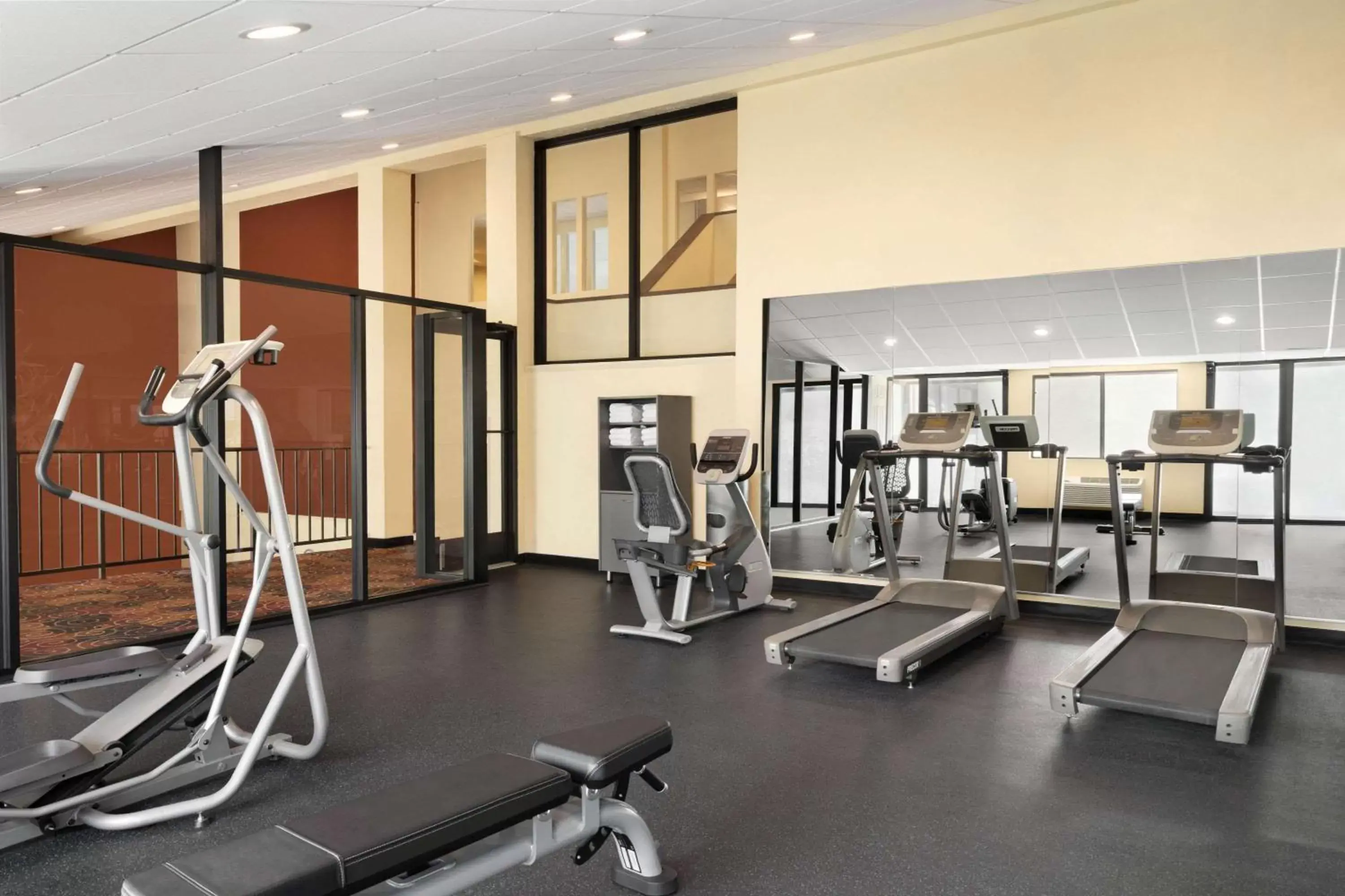 Lounge or bar, Fitness Center/Facilities in Days Hotel by Wyndham Flagstaff