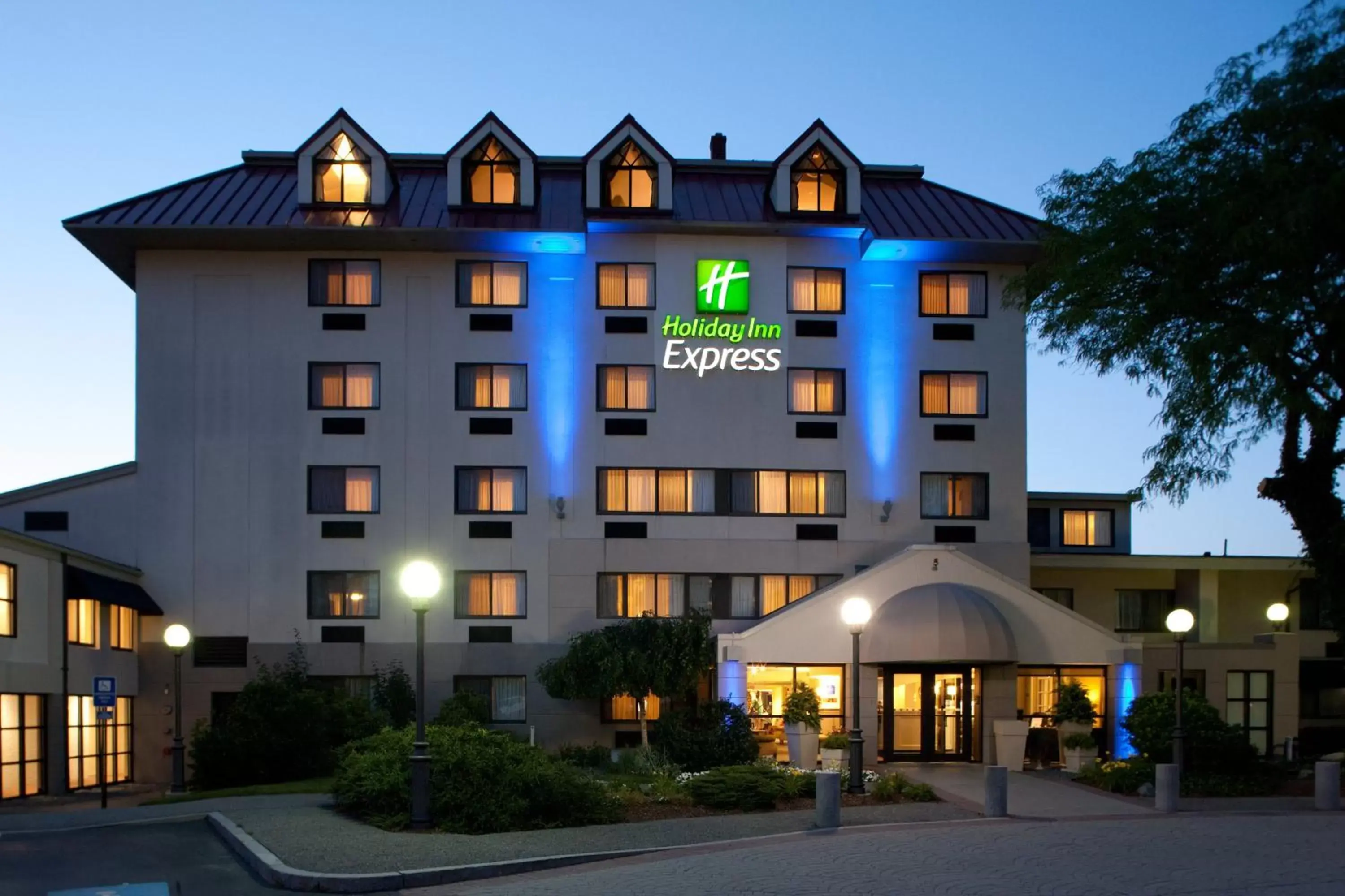 Property Building in Holiday Inn Express Boston-Waltham, an IHG Hotel