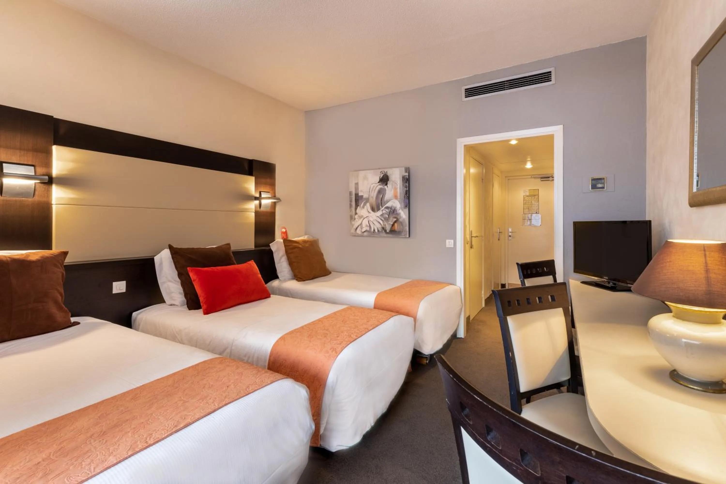 Photo of the whole room, Bed in The Originals City, Hôtel Galaxie, Nice Aéroport