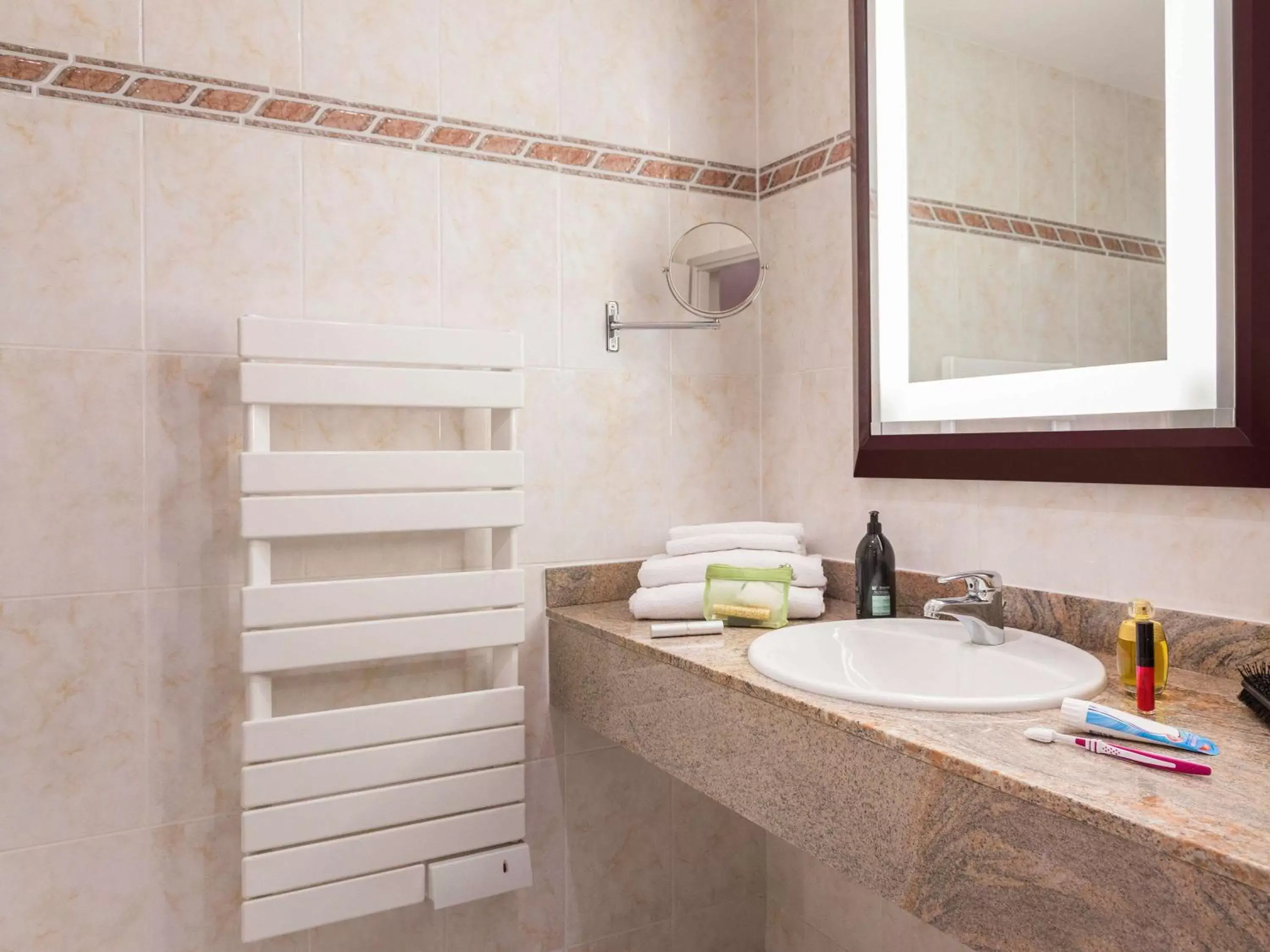Photo of the whole room, Bathroom in Aparthotel Adagio Geneve Saint Genis Pouilly