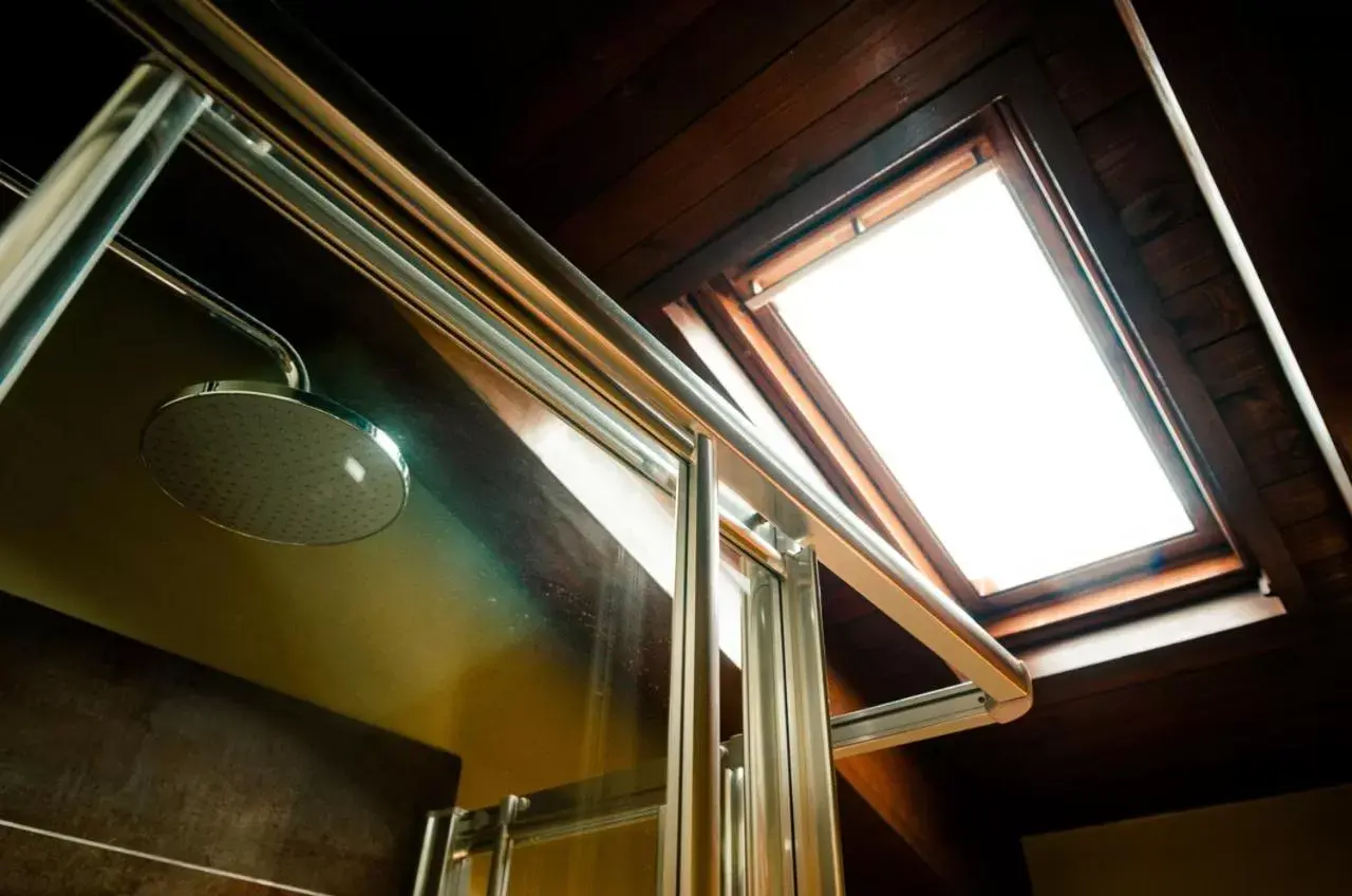 Shower, TV/Entertainment Center in Hacienda la Coracera