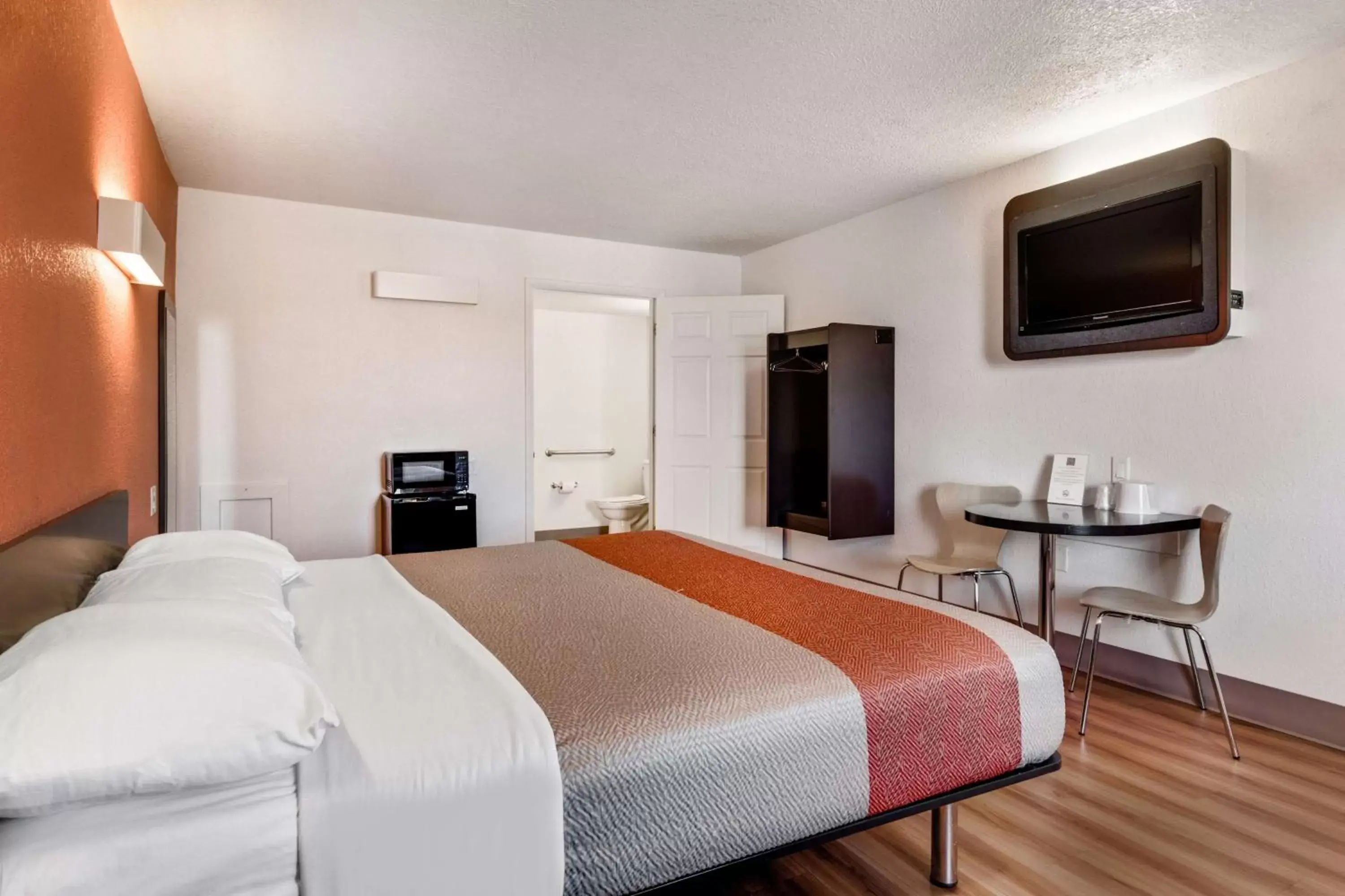 King Room with Roll-in Shower - Disability Access - Non-Smoking in Motel 6-Youngstown, OH