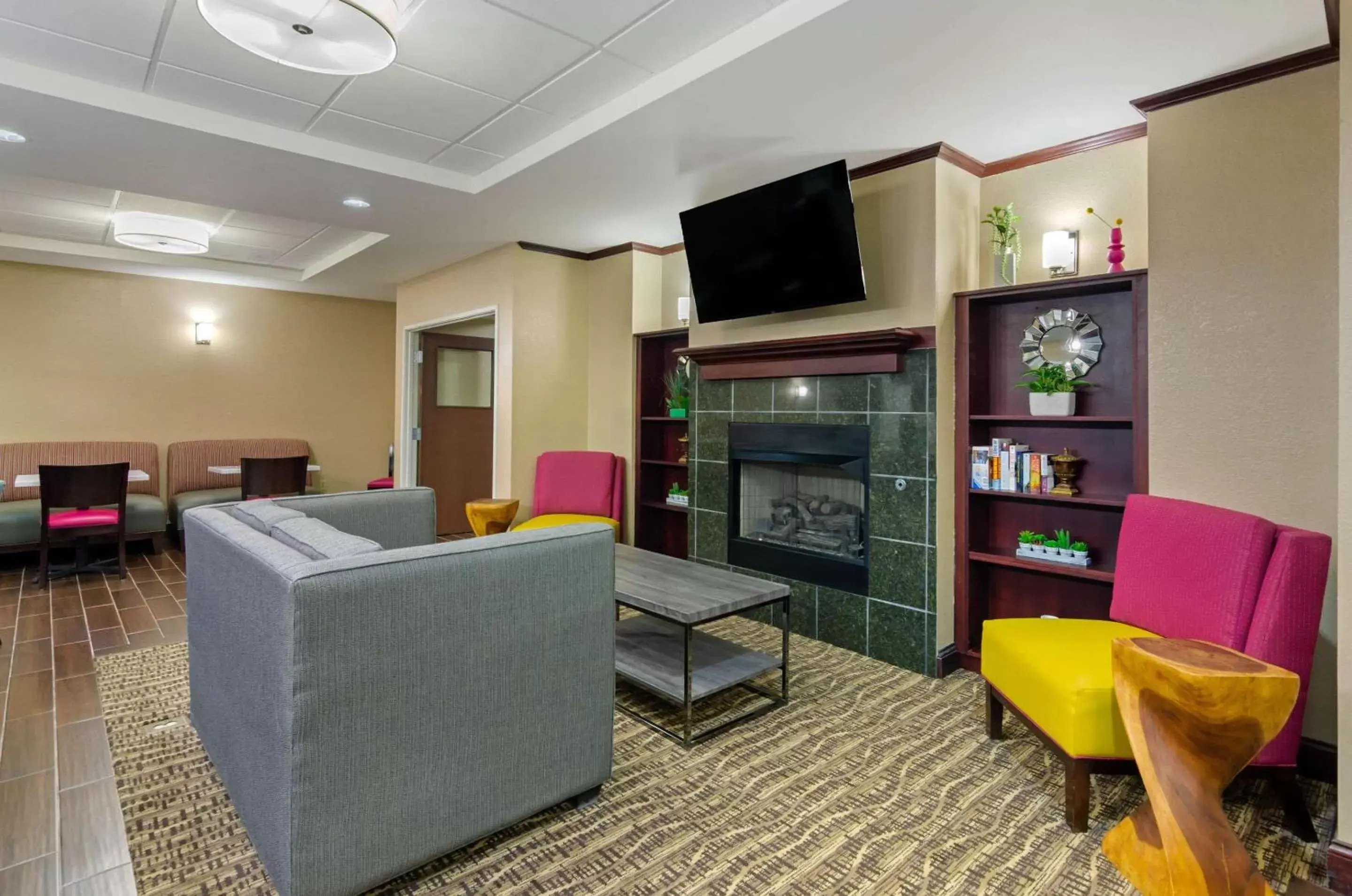 Restaurant/places to eat, Seating Area in Comfort Suites Abingdon I-81