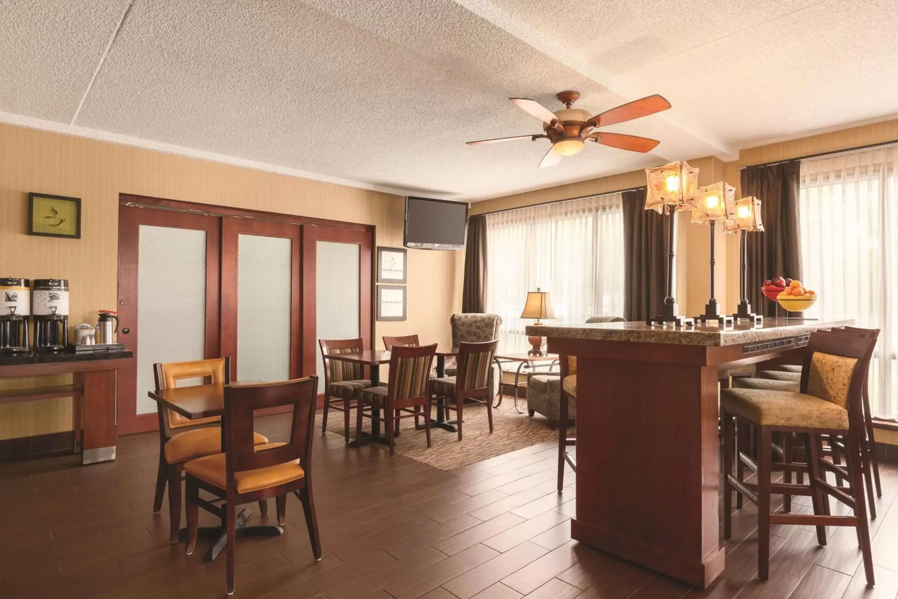 Lobby or reception, Restaurant/Places to Eat in Hampton Inn Des Moines-Airport