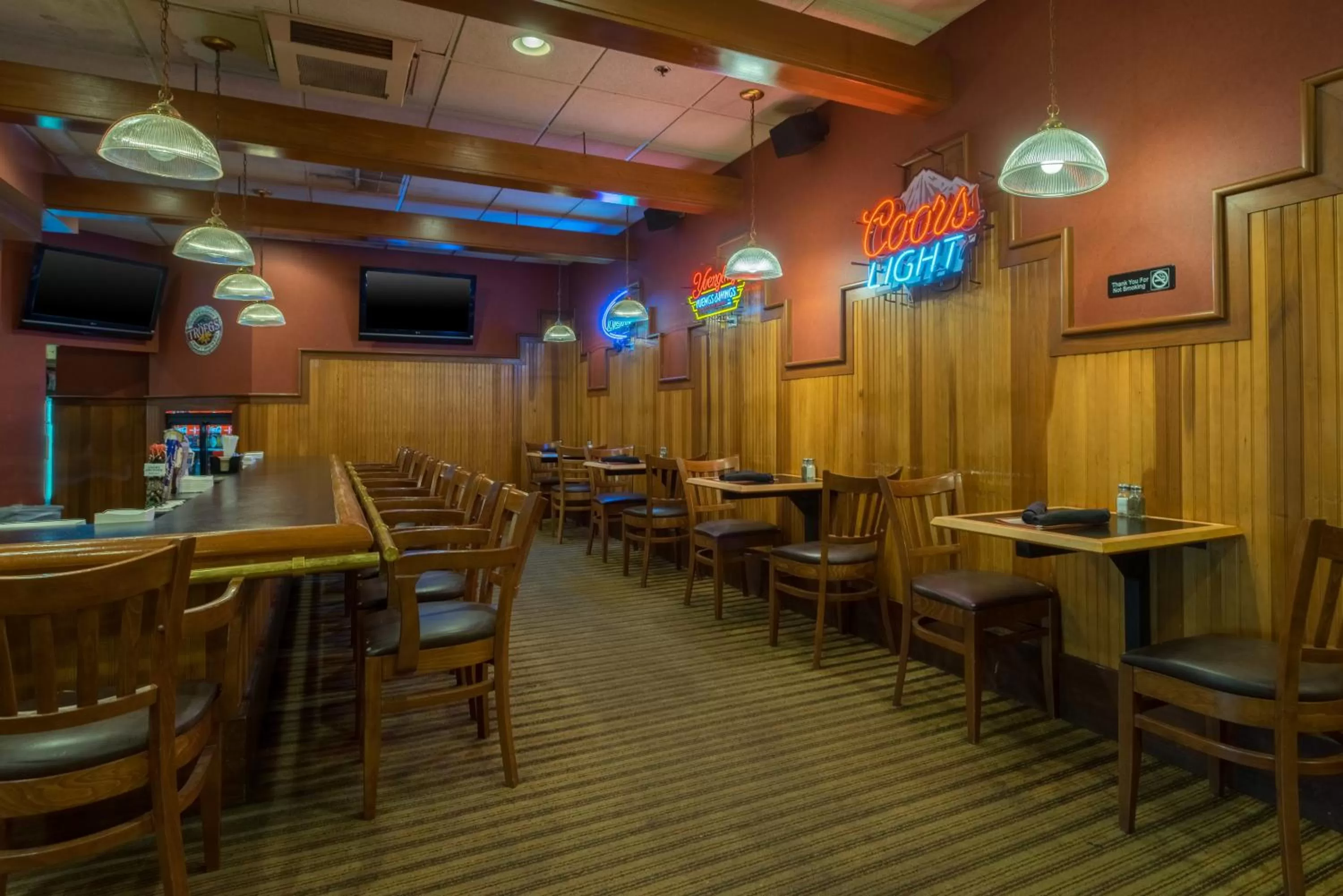 Lounge or bar in Holiday Inn Harrisburg I-81 Hershey Area by IHG