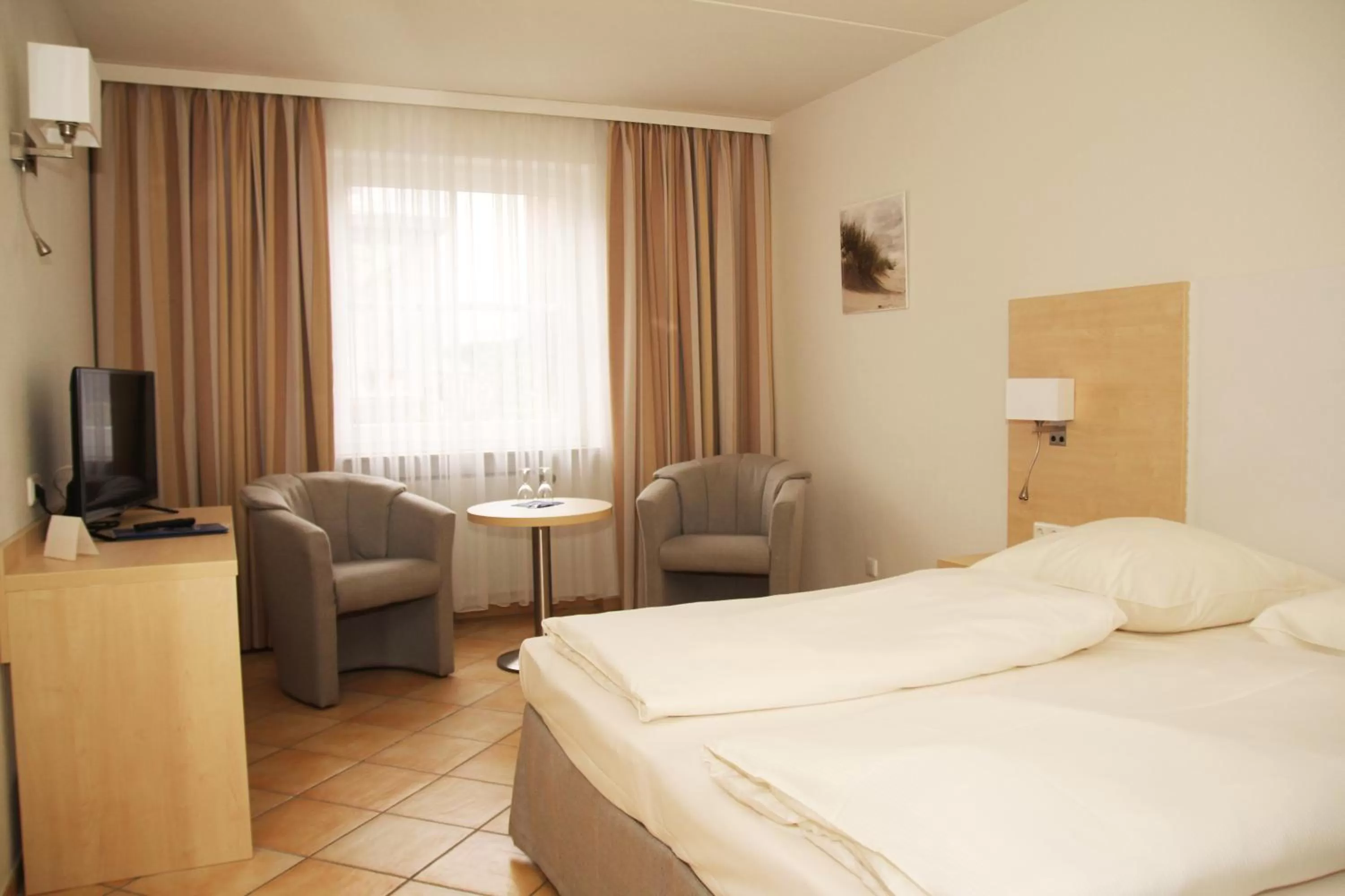 Photo of the whole room, Bed in Hotel Deutscher Kaiser