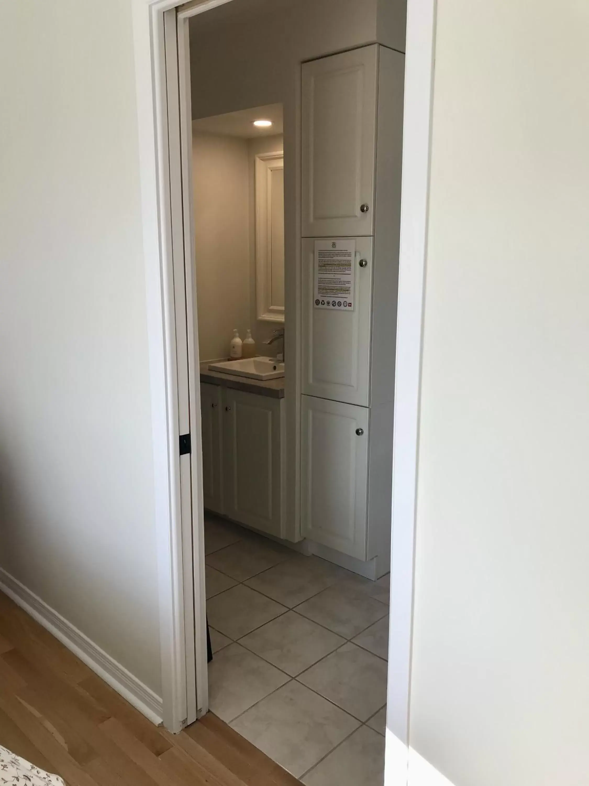 Bathroom, Kitchen/Kitchenette in Auberge Tom B&B