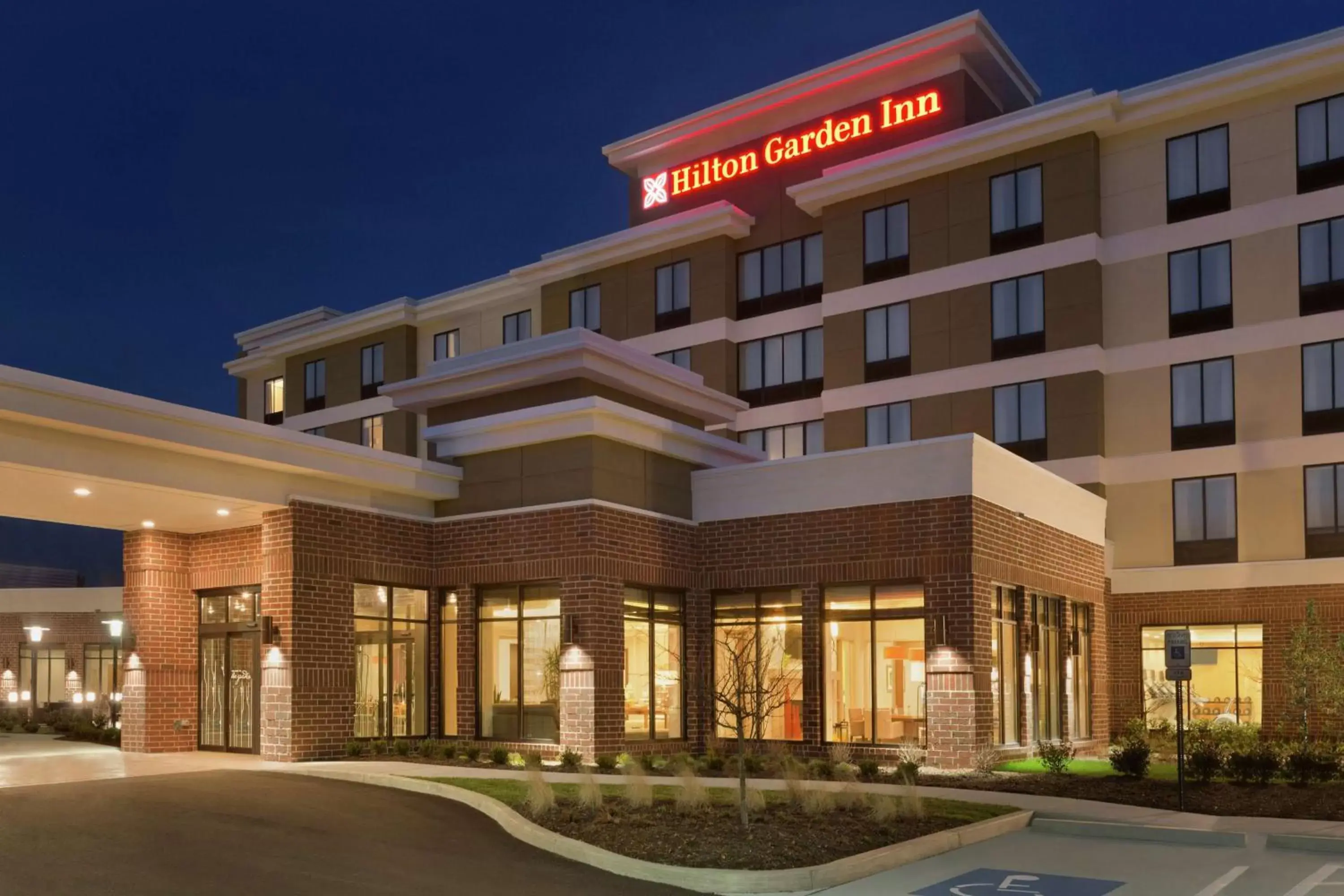 Property Building in Hilton Garden Inn Pittsburgh Airport South-Robinson Mall